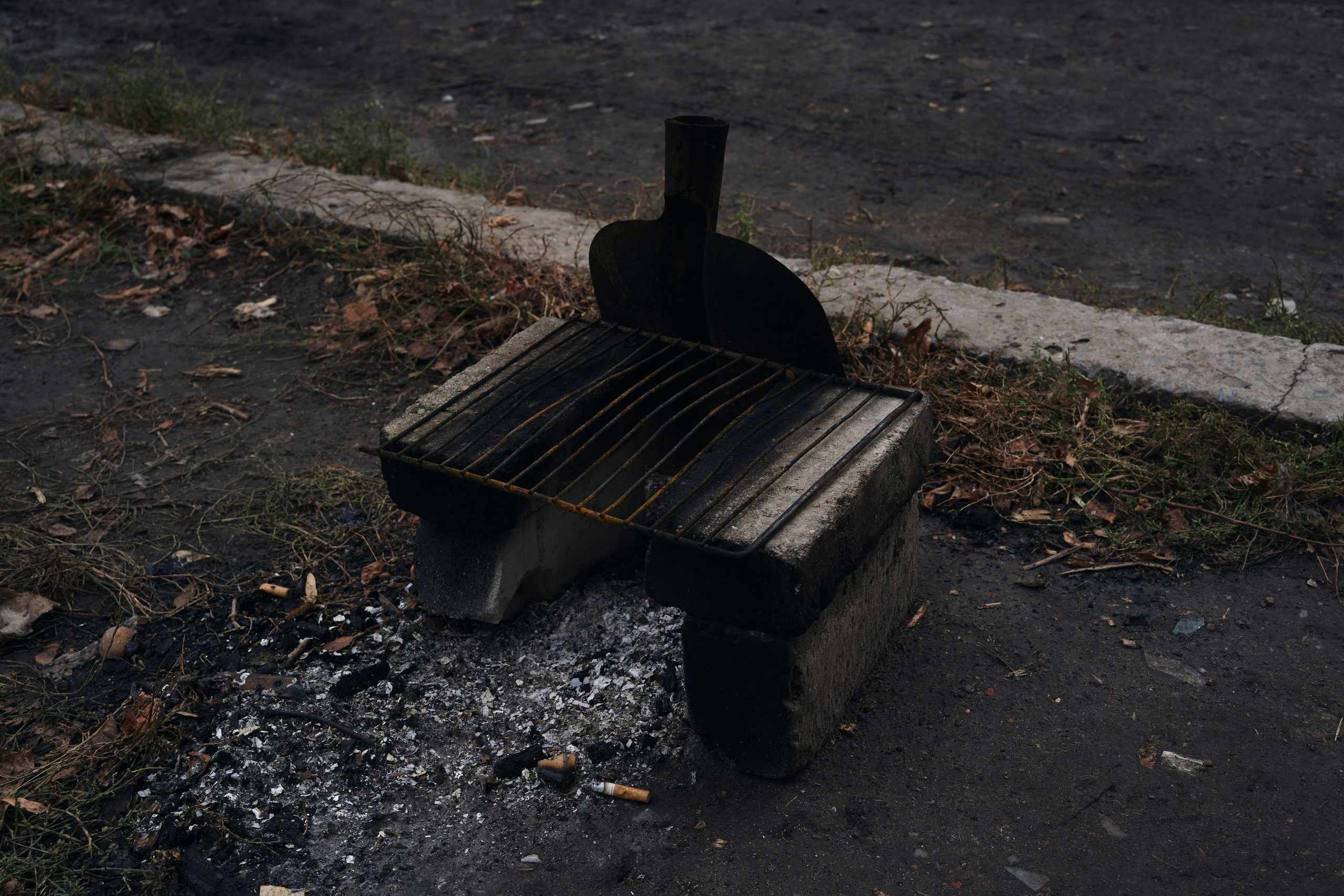 An impovised grill at the neighbourhood of Chasiv Yar. Since February 2023 town doesn't have water, gas and electricity supply. People use such a grills to cook a food on fire. Chasiv Yar.