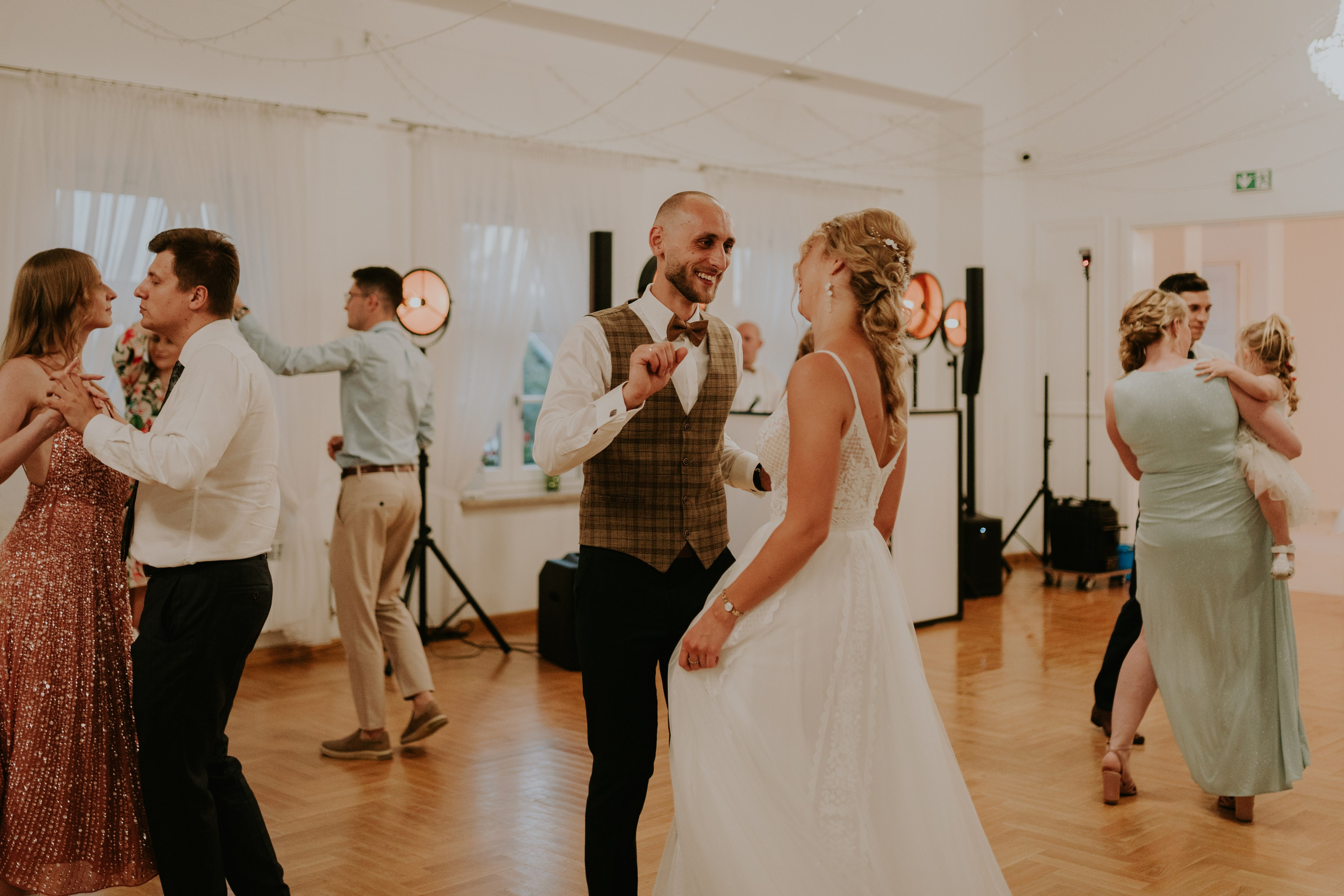 Dwór Wierzbno: plenerowy ślub pod wierzbą. Karkowskafoto - fotografia miłości