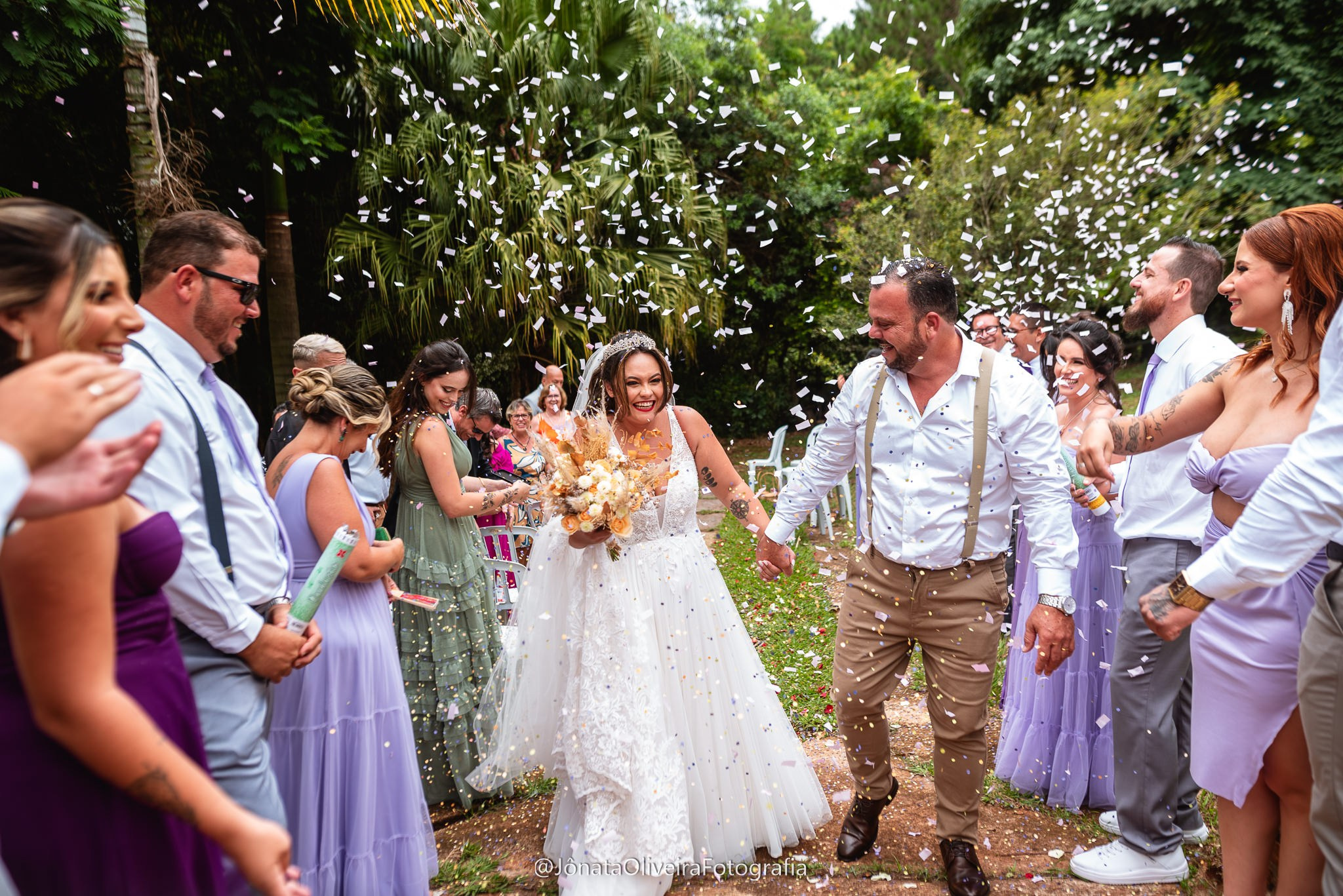 noivos sendo recebidos com festa e arroz