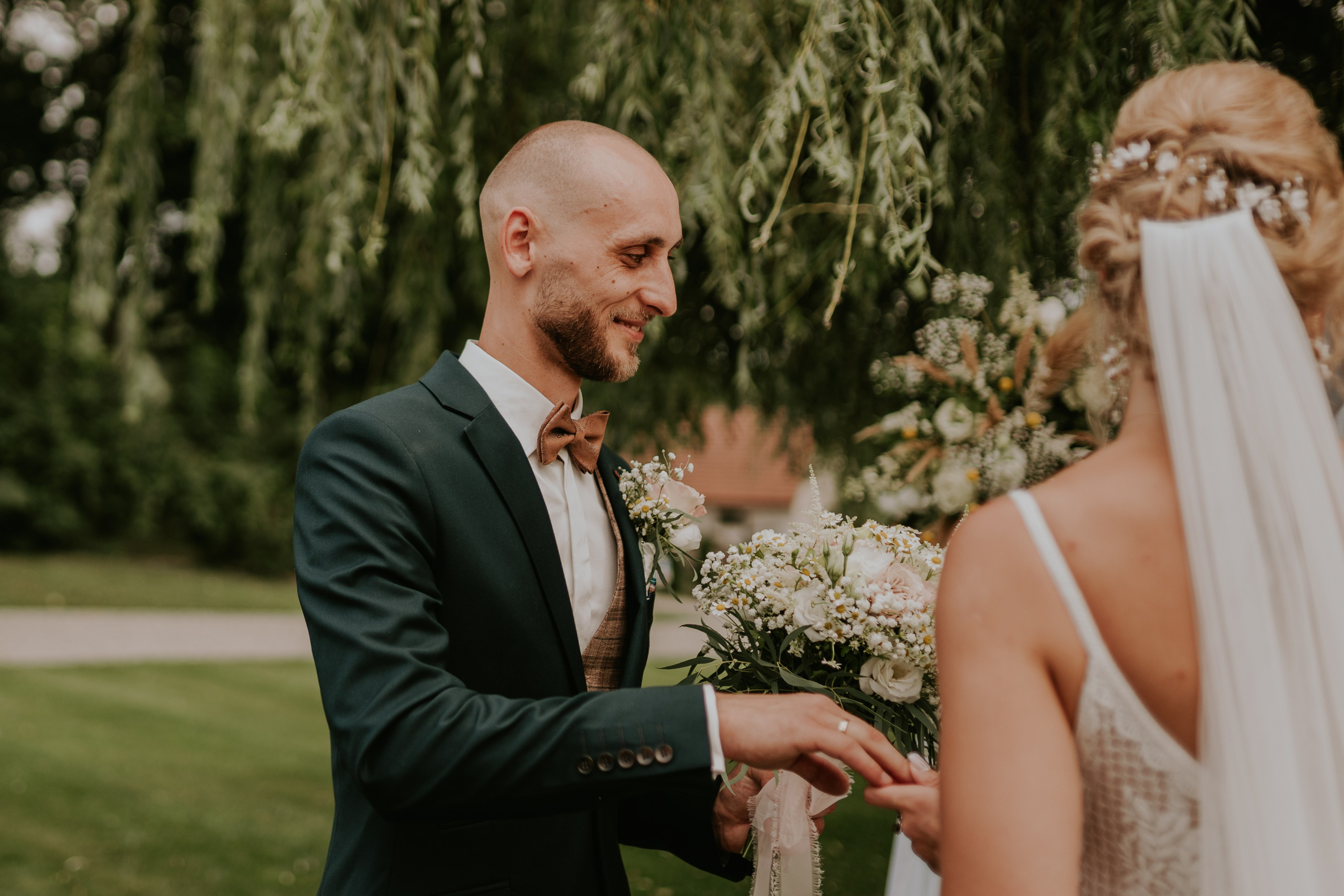 Dwór Wierzbno: plenerowy ślub pod wierzbą. Karkowskafoto - fotografia miłości