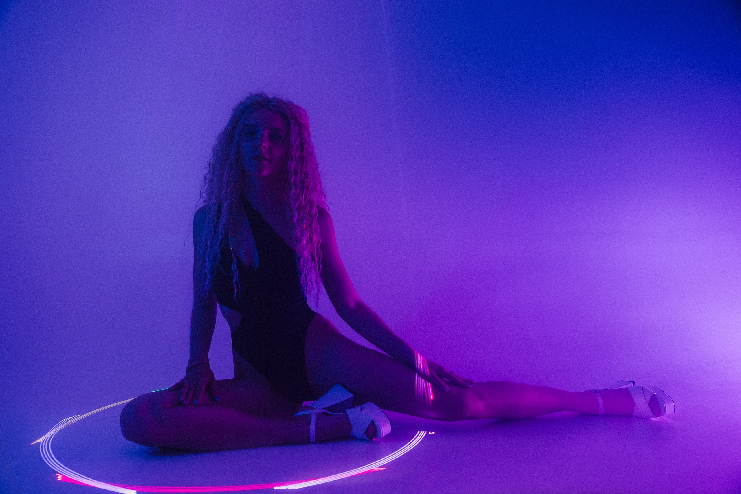 Красивая фотосессия с лазером в Риге, Латвии. Евгений Тимофеев | Свадебный и контент-фотограф и видеограф в Риге