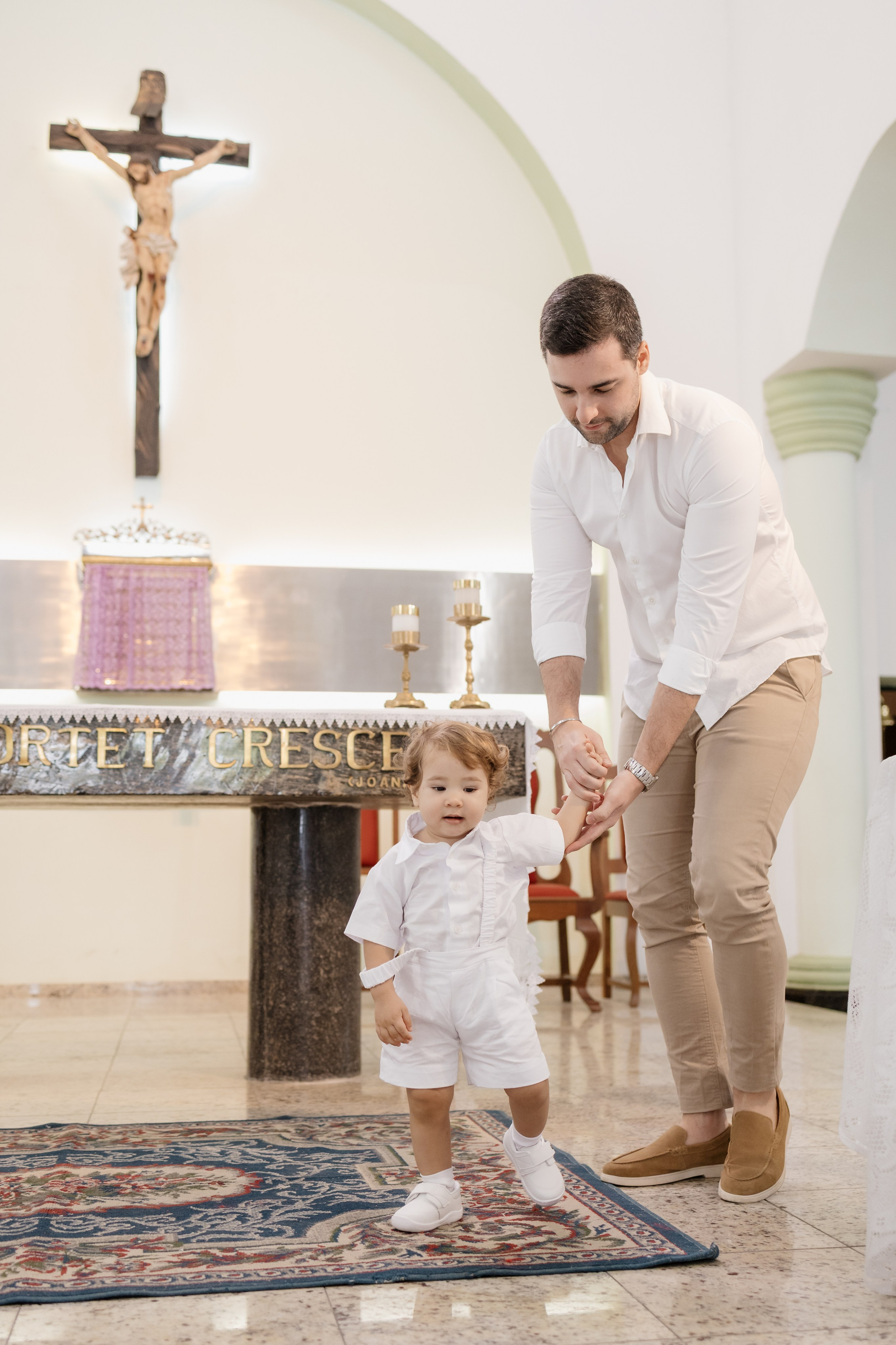 Criança andando pela a igreja antes do batizado