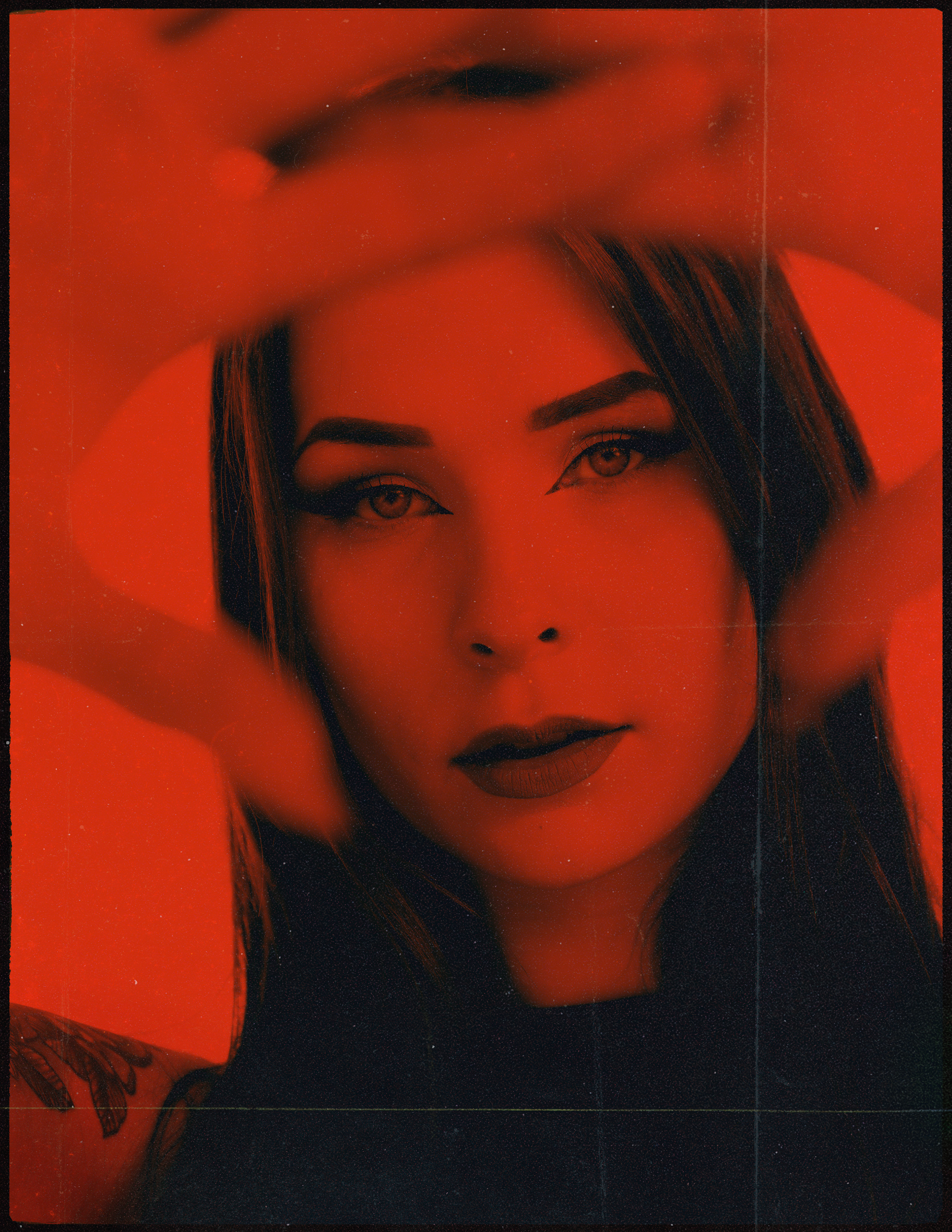 Атмосферная фэшн-фотосессия под мостом в Аликанте: готика, стиль и эмоции