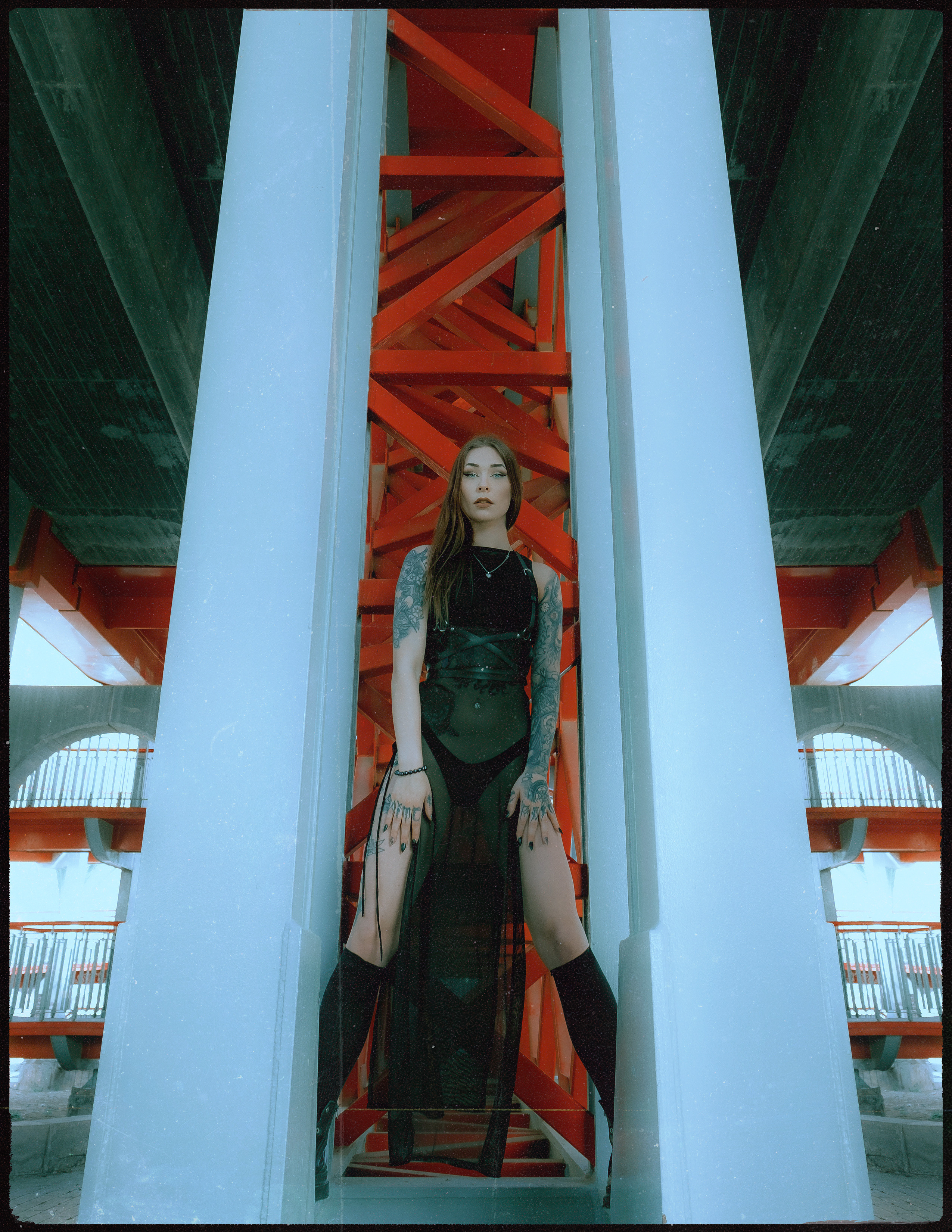 Атмосферная фэшн-фотосессия под мостом в Аликанте: готика, стиль и эмоции