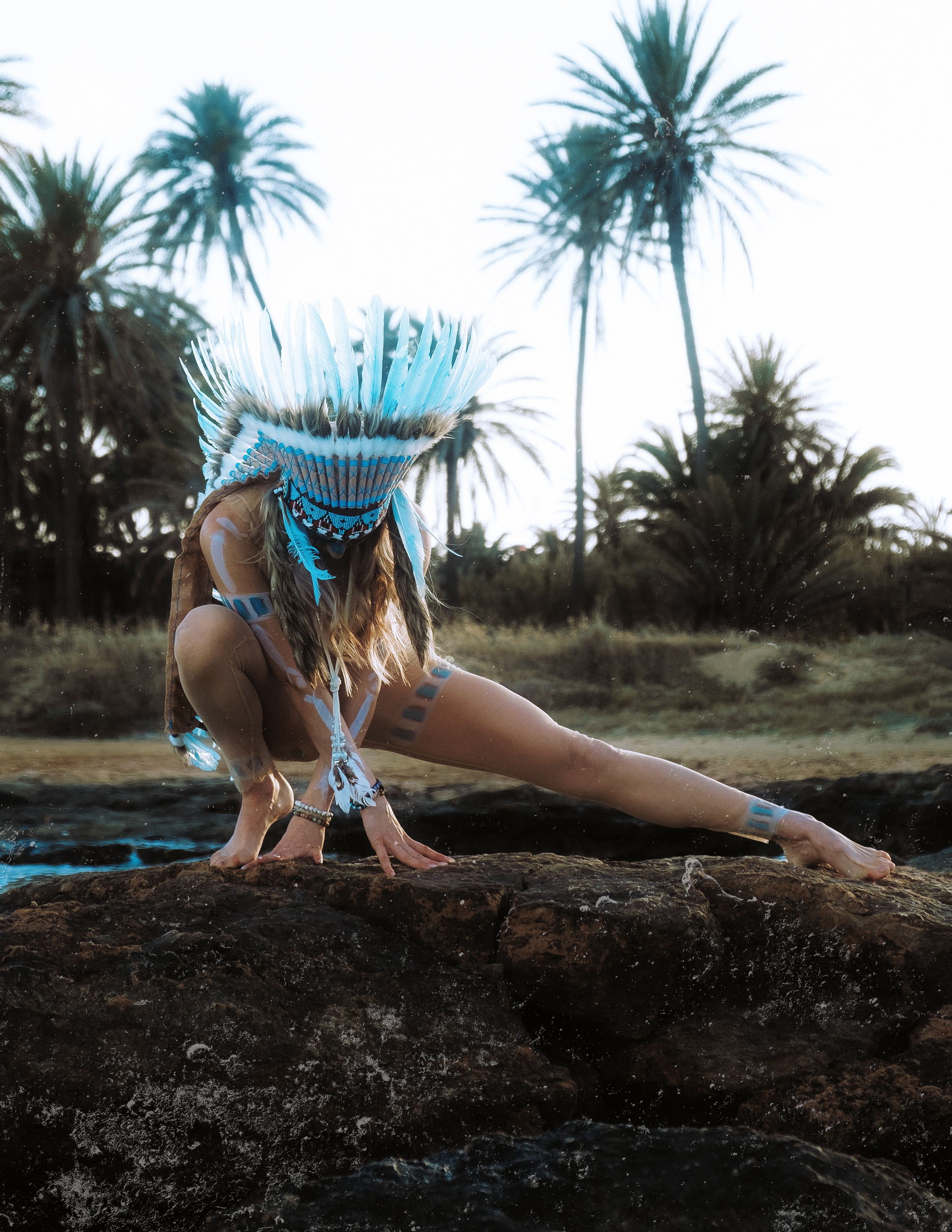 Экзотическая закатная фотосессия на пляже с индейским роучем и боди-артом — Фотограф Андрей Луковников