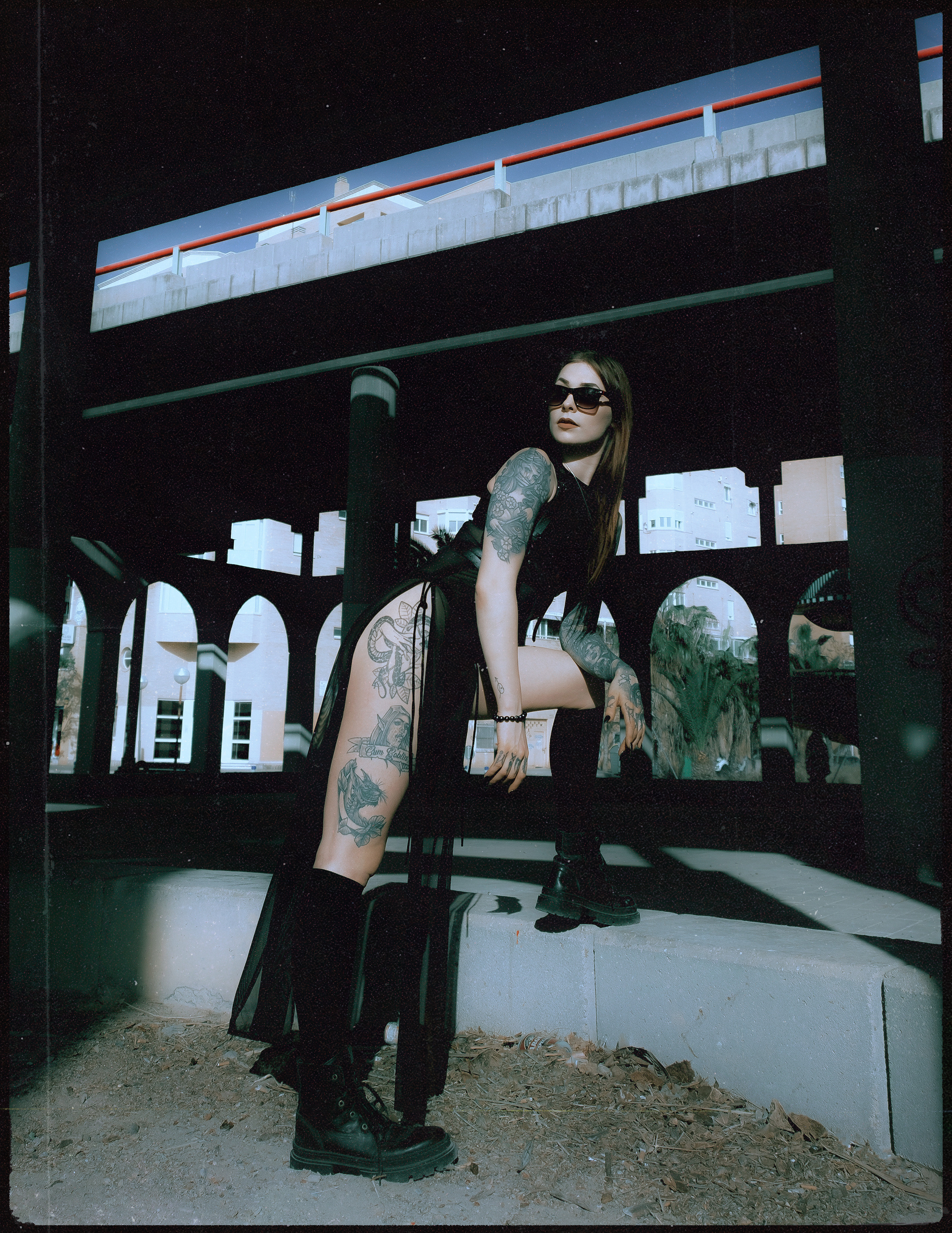 Атмосферная фэшн-фотосессия под мостом в Аликанте: готика, стиль и эмоции