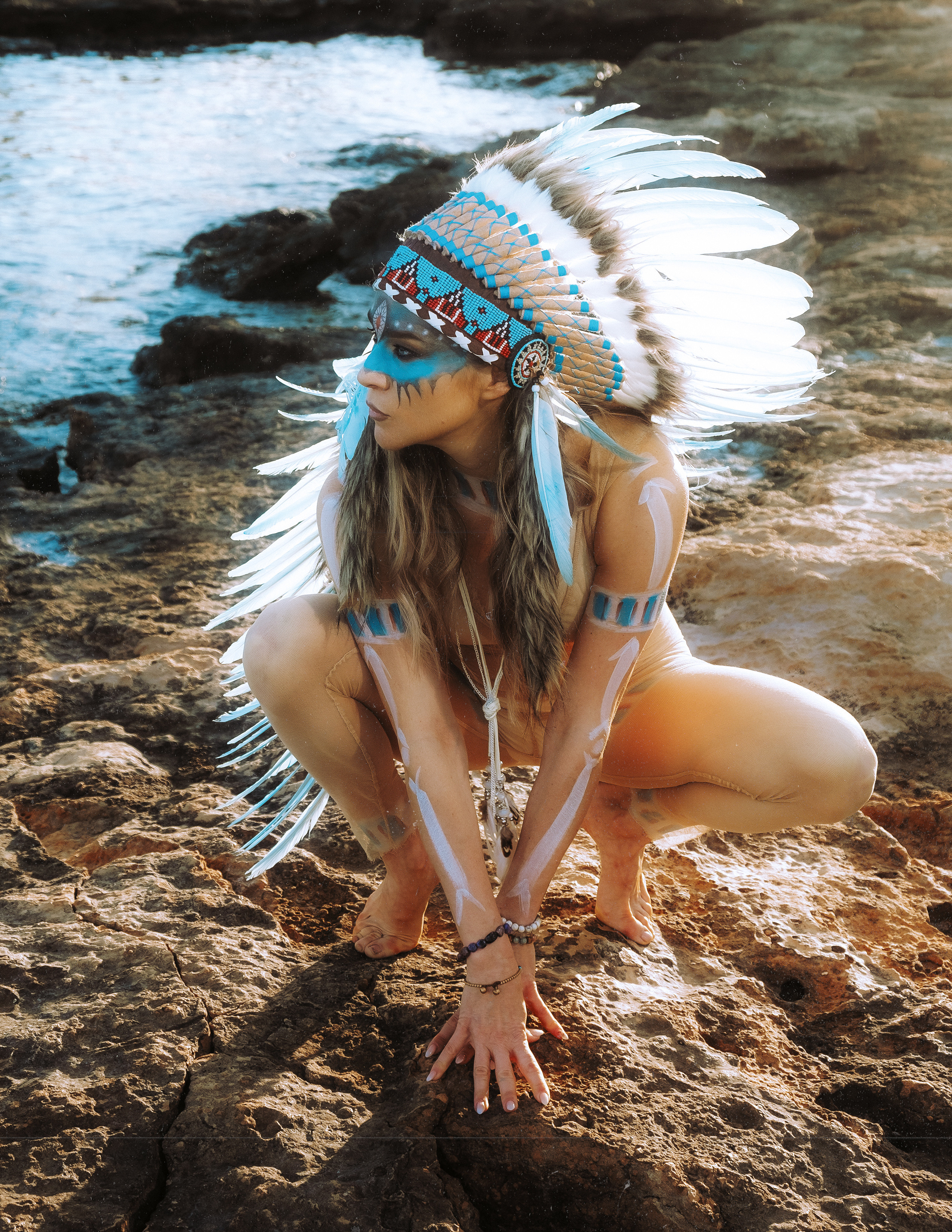 Экзотическая закатная фотосессия на пляже с индейским роучем и боди-артом — Фотограф Андрей Луковников
