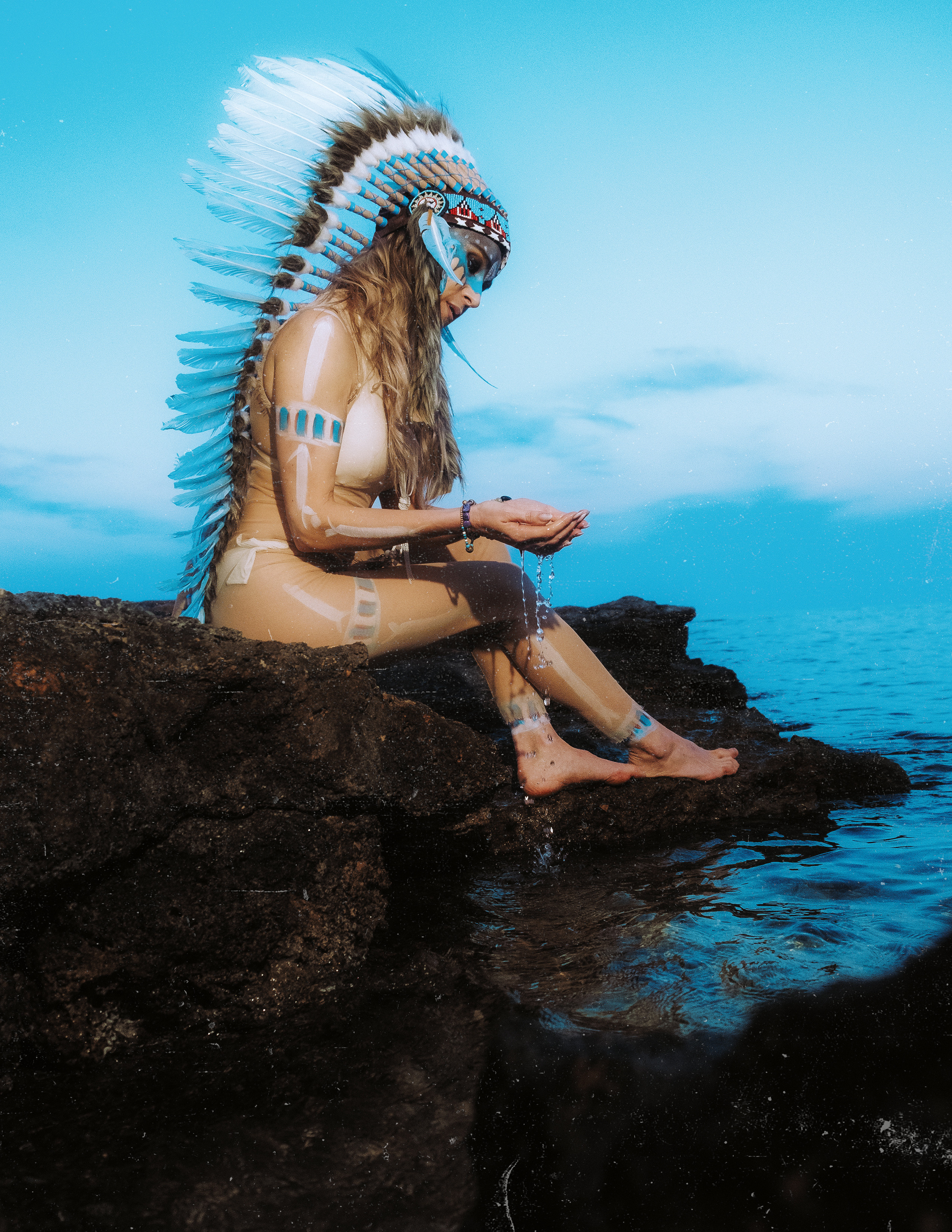 Экзотическая закатная фотосессия на пляже с индейским роучем и боди-артом — Фотограф Андрей Луковников