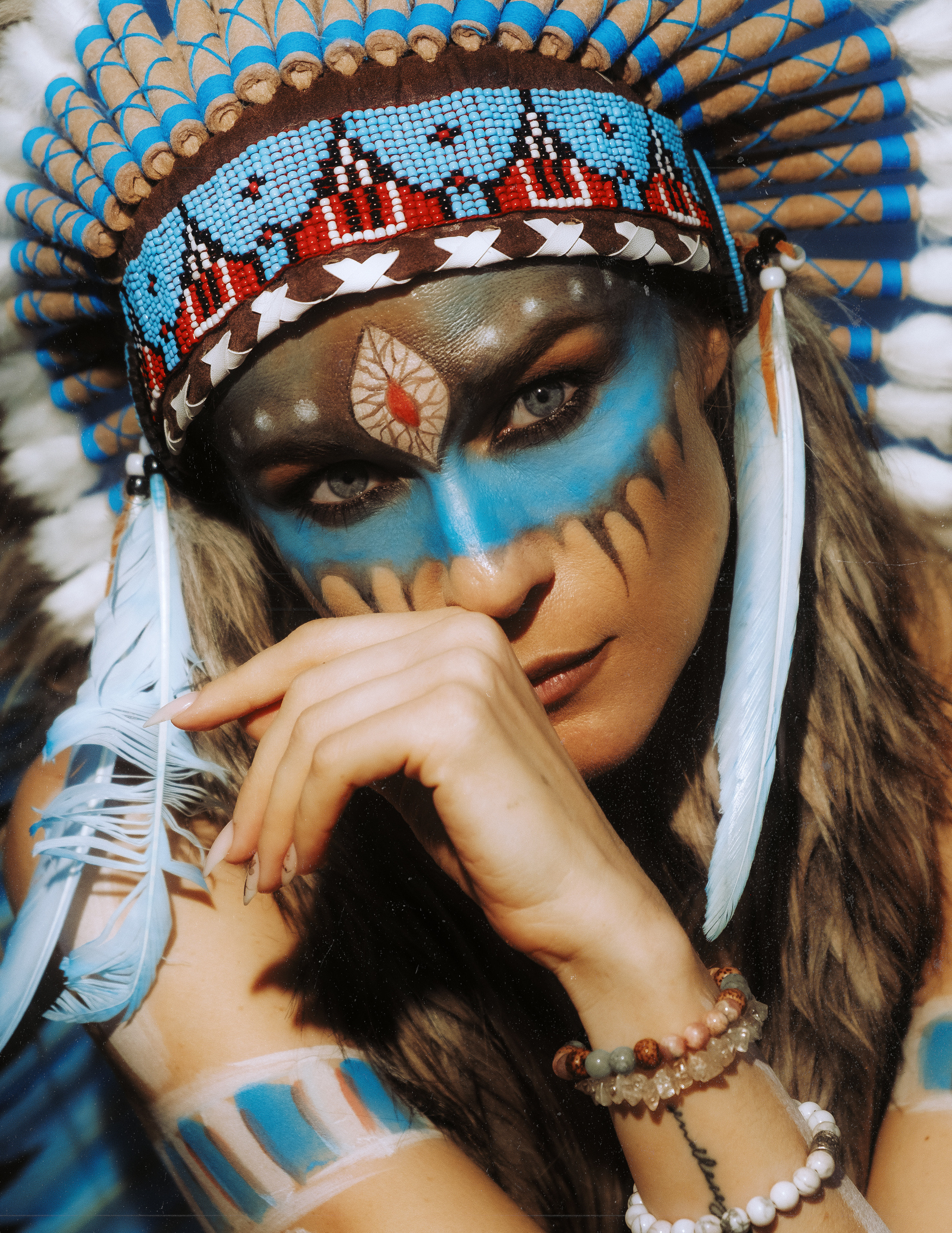 Экзотическая закатная фотосессия на пляже с индейским роучем и боди-артом — Фотограф Андрей Луковников