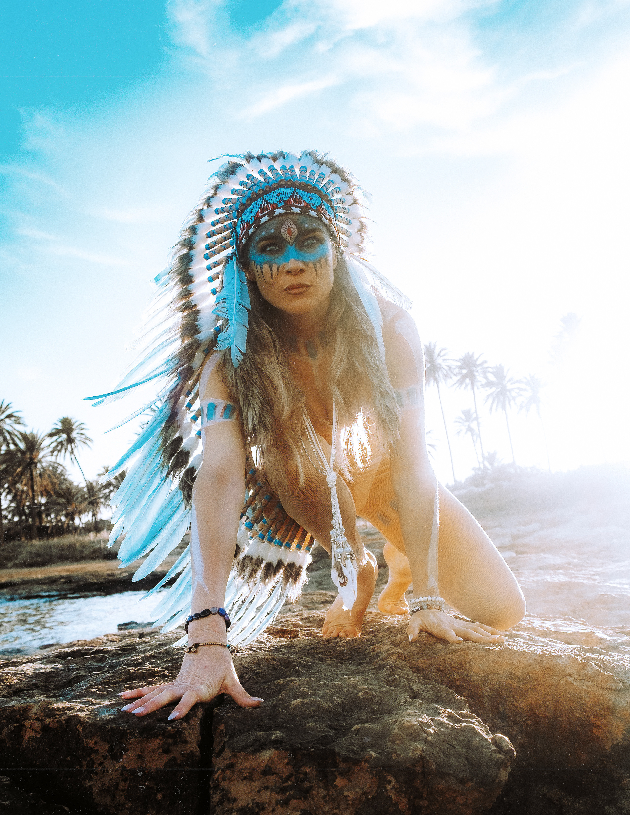 Экзотическая закатная фотосессия на пляже с индейским роучем и боди-артом — Фотограф Андрей Луковников