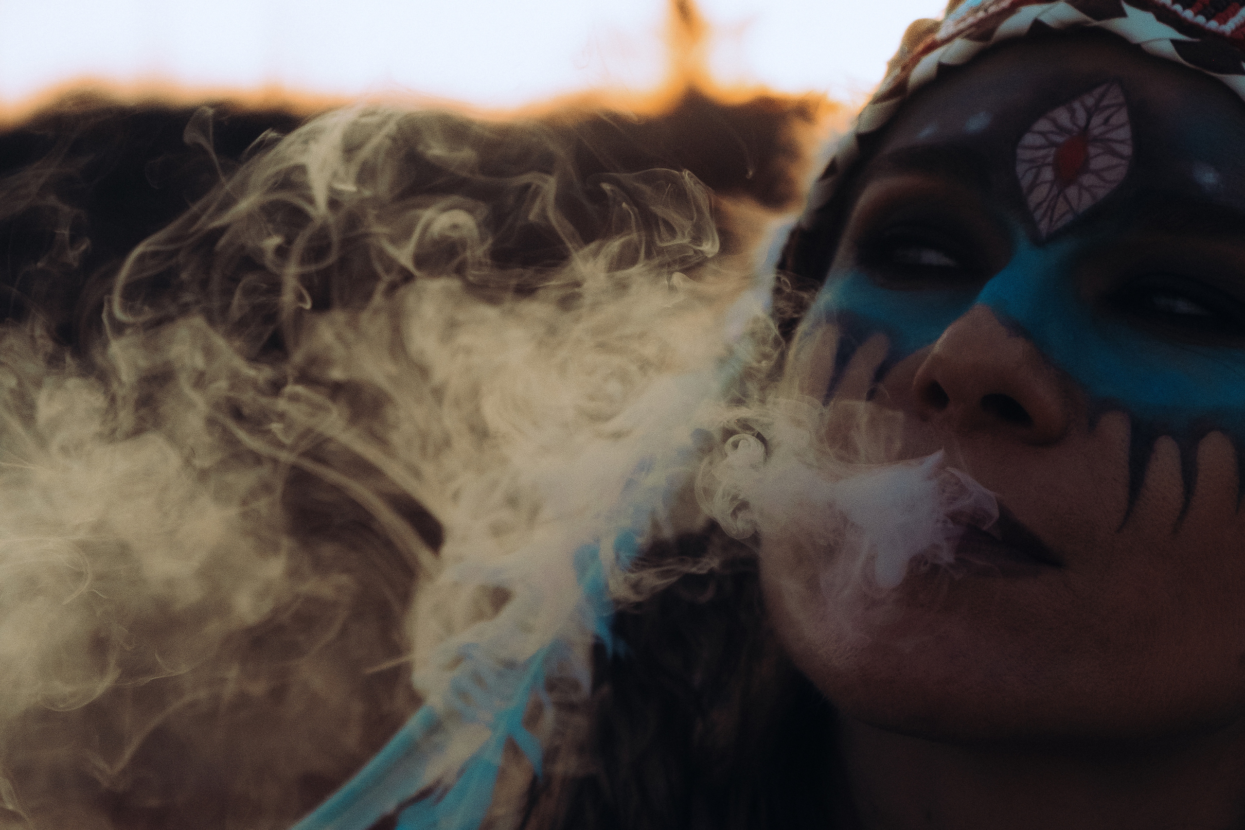 Экзотическая закатная фотосессия на пляже с индейским роучем и боди-артом — Торревьеха, Аликанте