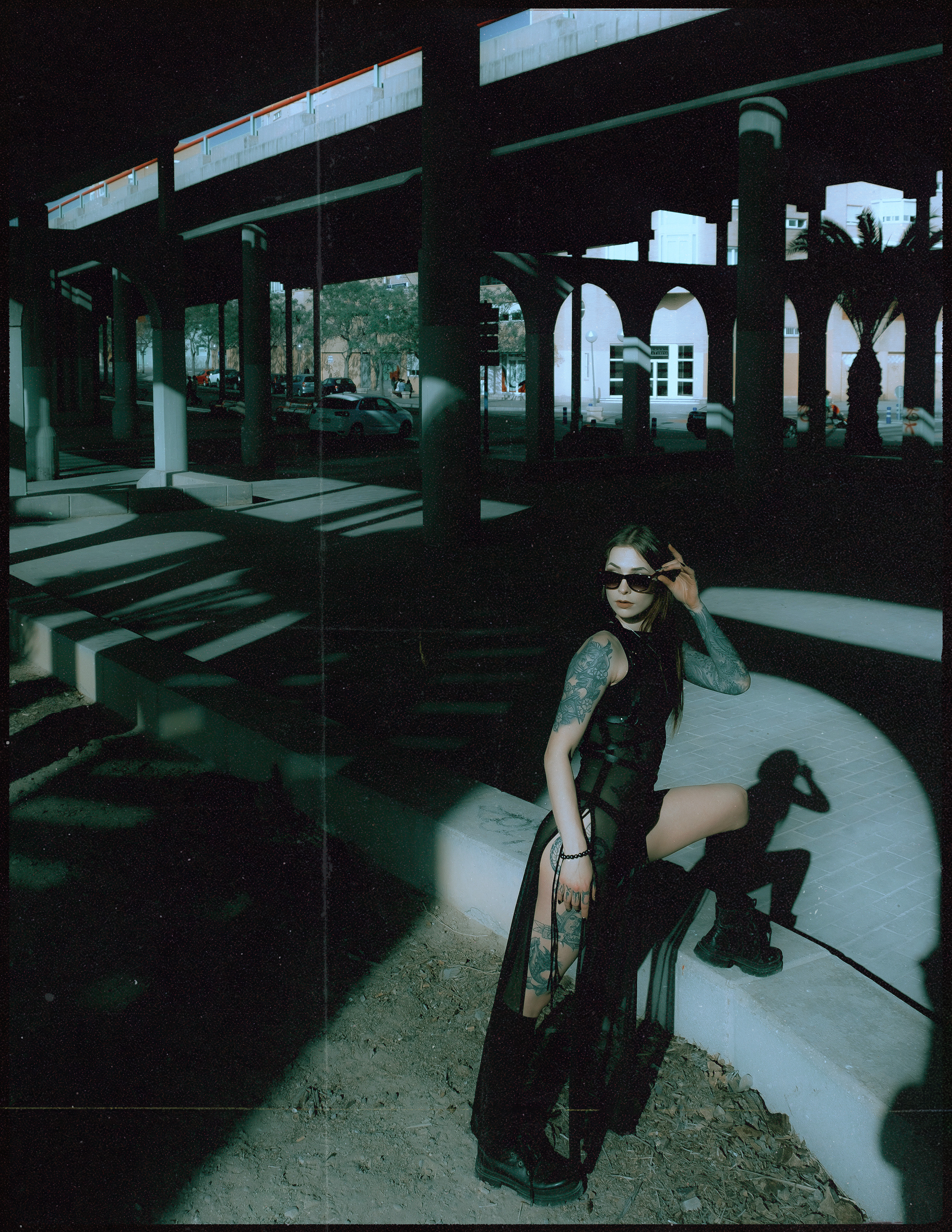 Атмосферная фэшн-фотосессия под мостом в Аликанте: готика, стиль и эмоции