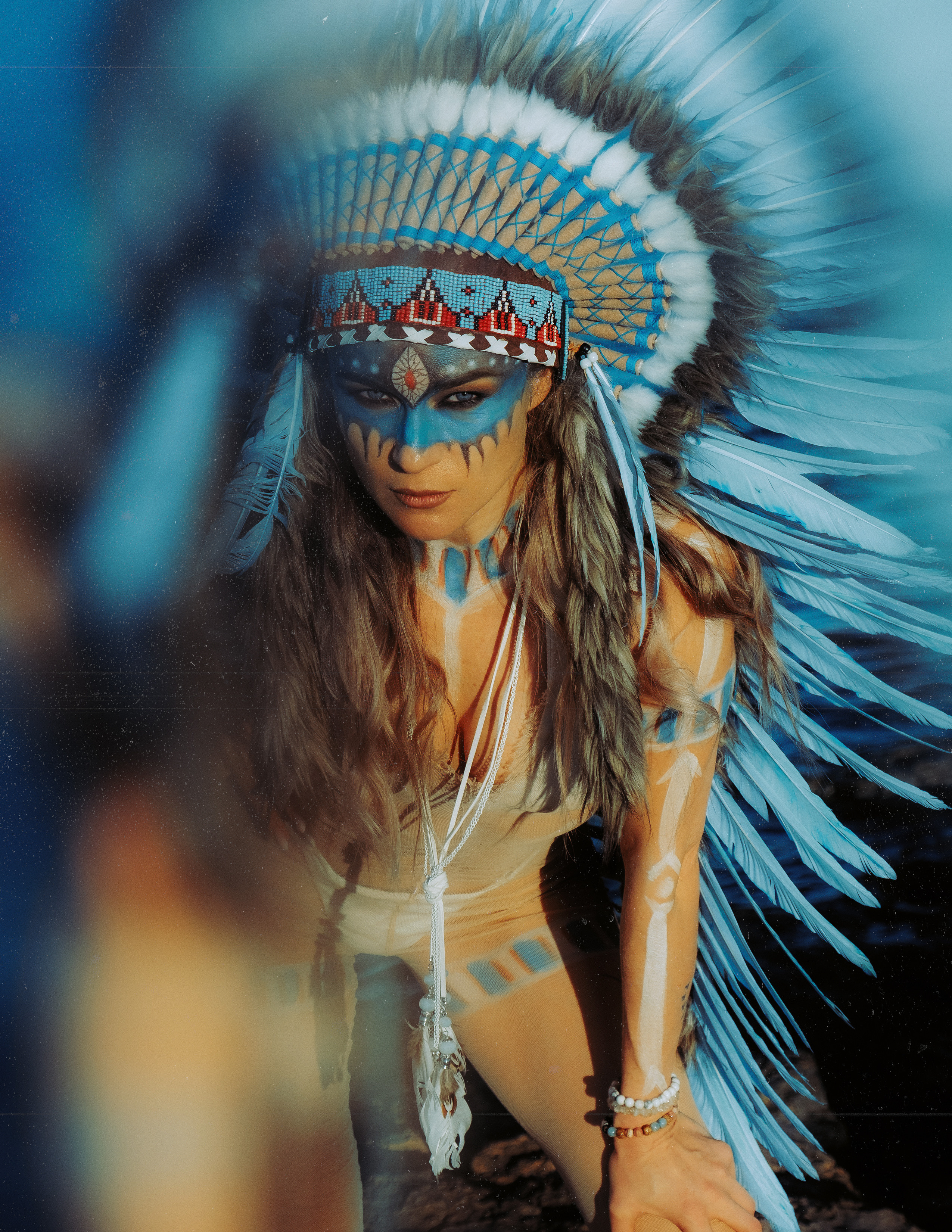 Экзотическая закатная фотосессия на пляже с индейским роучем и боди-артом — Фотограф Андрей Луковников