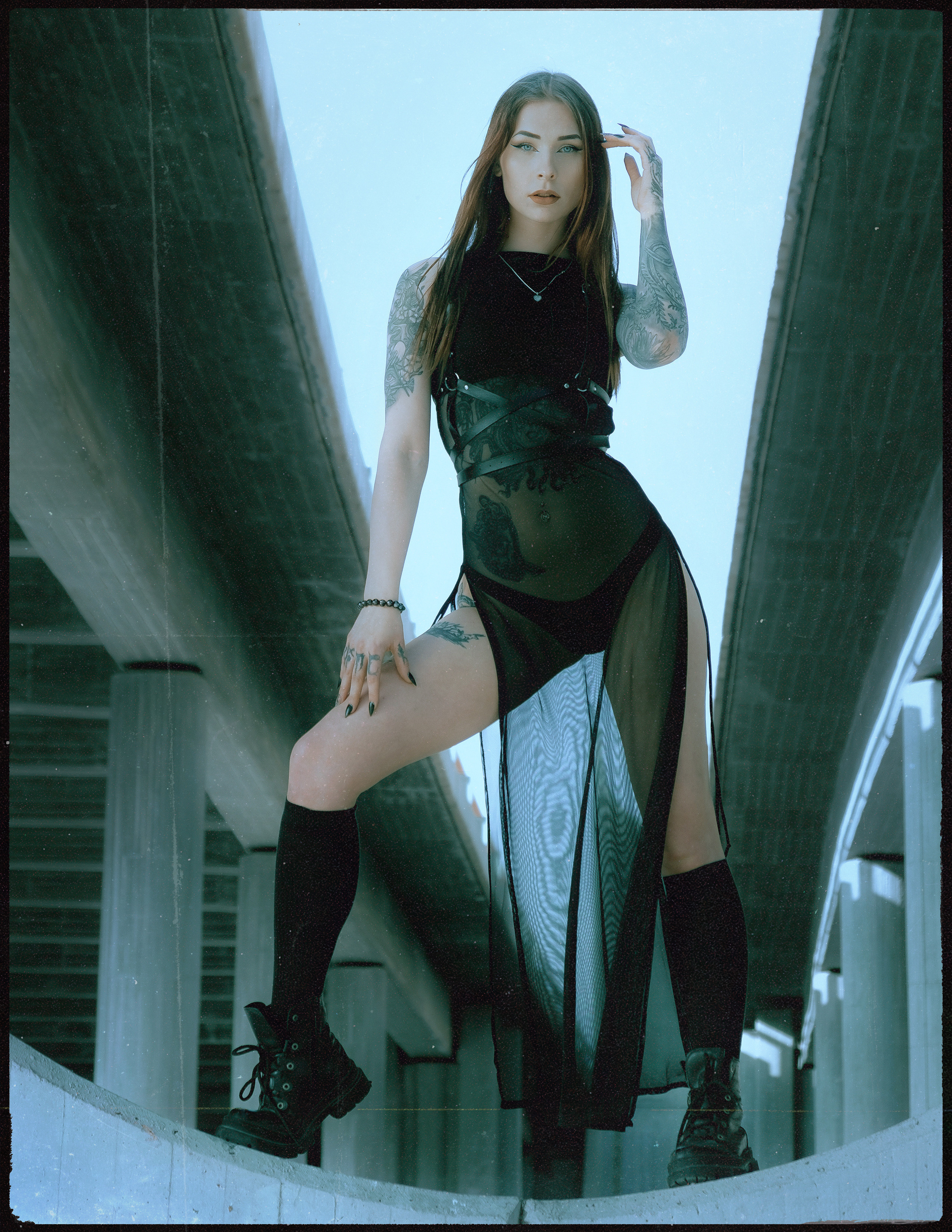 Атмосферная фэшн-фотосессия под мостом в Аликанте: готика, стиль и эмоции