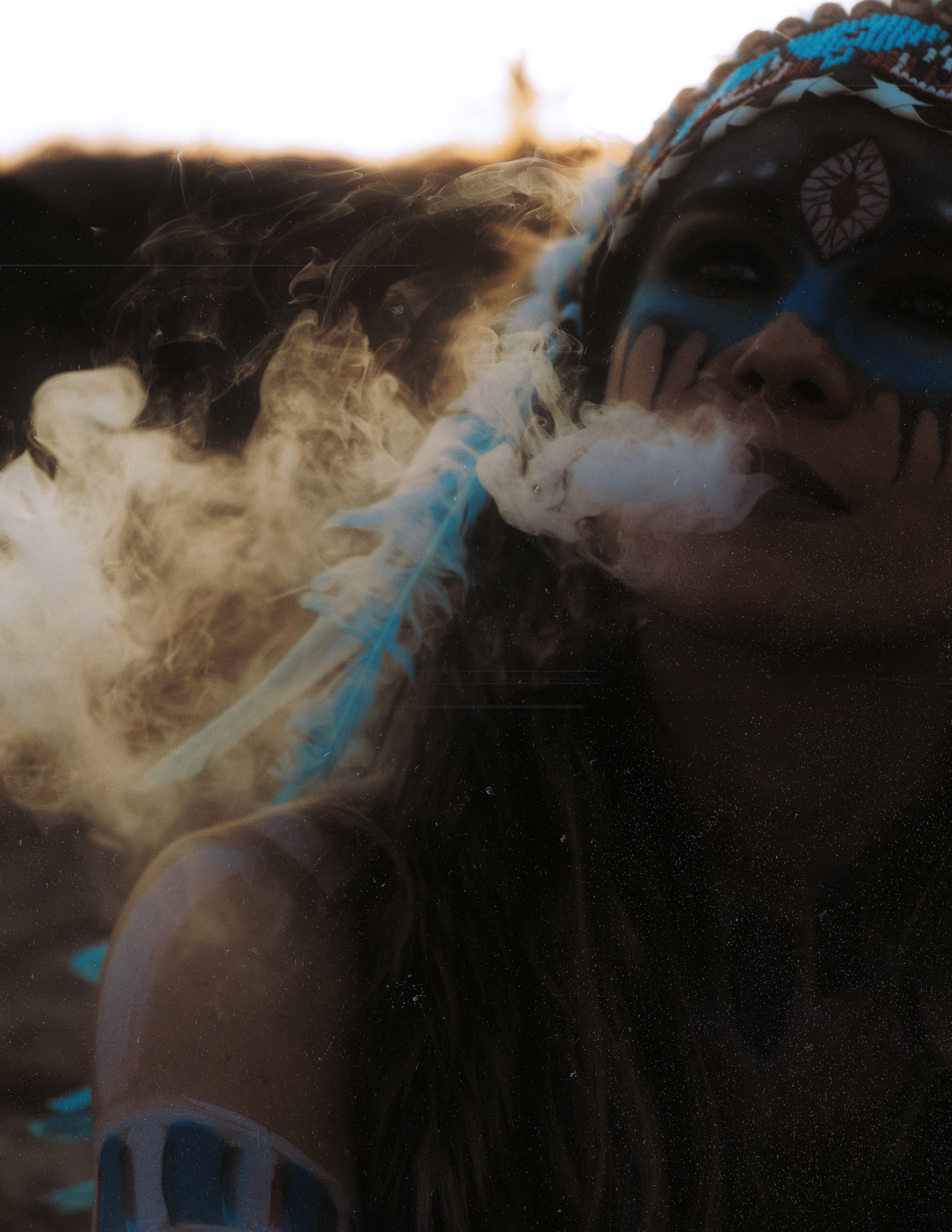 Экзотическая закатная фотосессия на пляже с индейским роучем и боди-артом — Фотограф Андрей Луковников