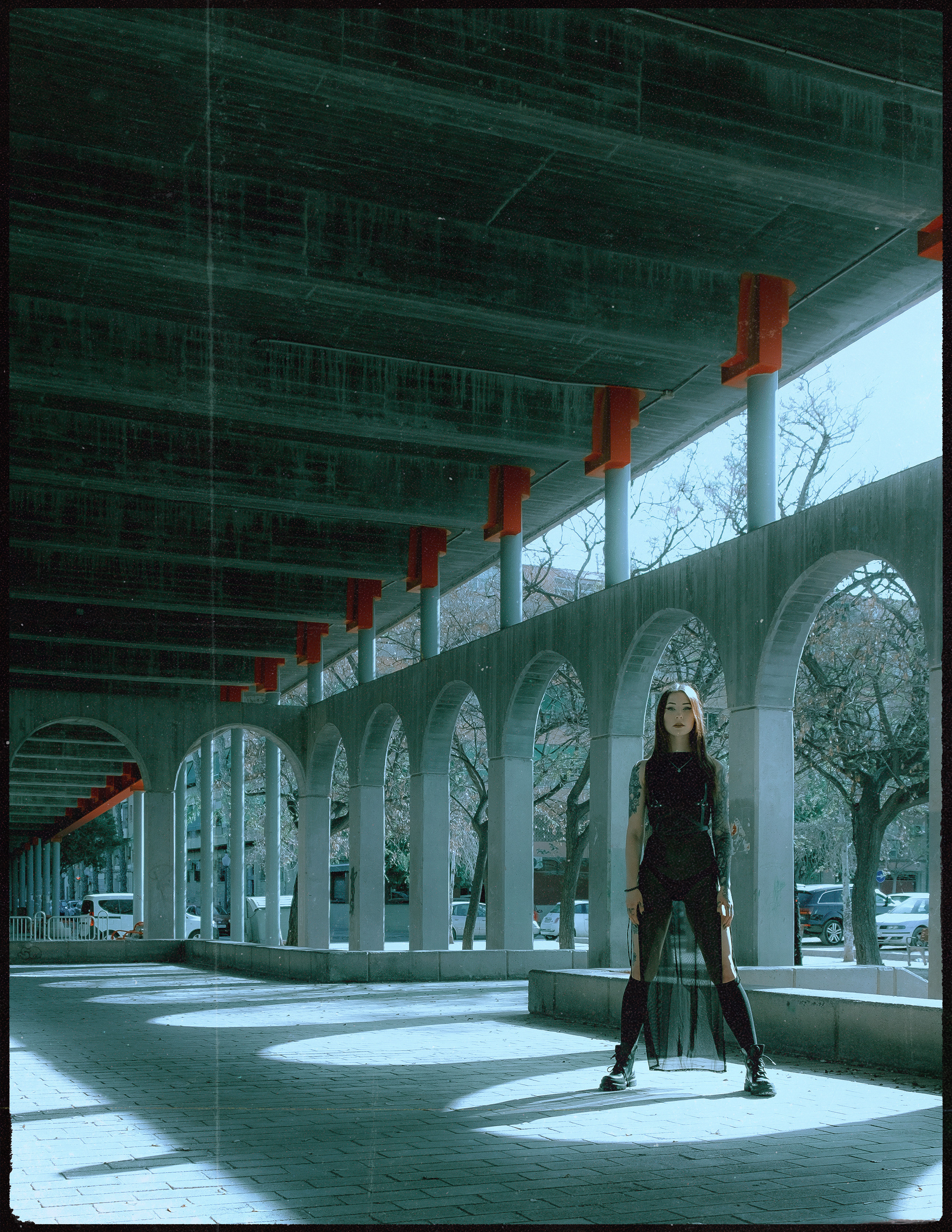 Атмосферная фэшн-фотосессия под мостом в Аликанте: готика, стиль и эмоции