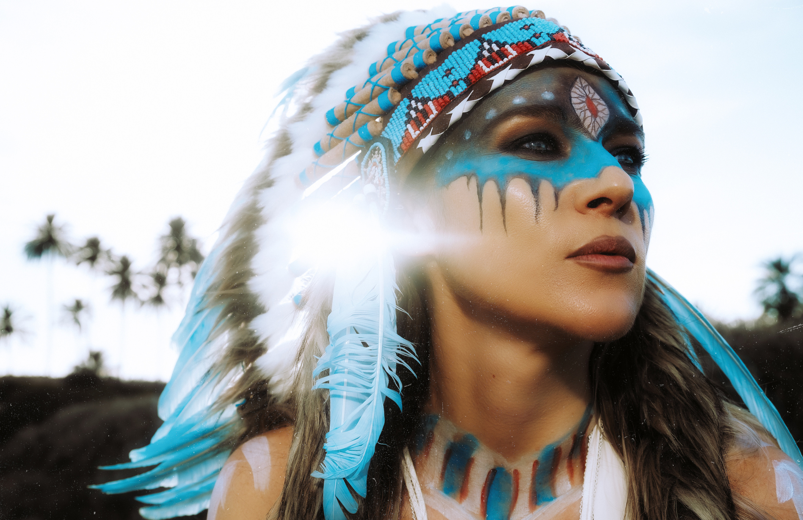 Экзотическая закатная фотосессия на пляже с индейским роучем и боди-артом — Фотограф Андрей Луковников