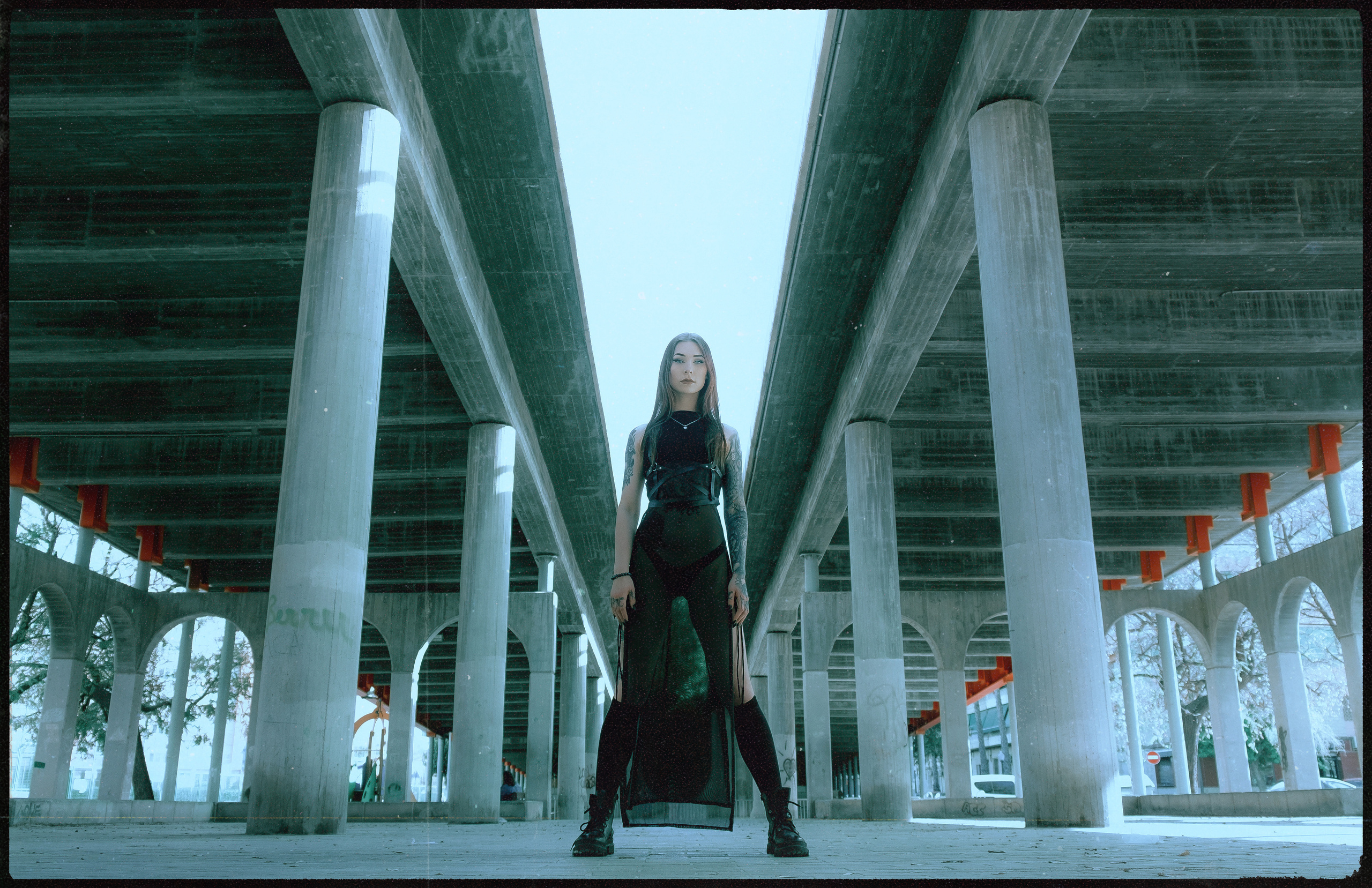 Атмосферная фэшн-фотосессия под мостом в Аликанте: готика, стиль и эмоции