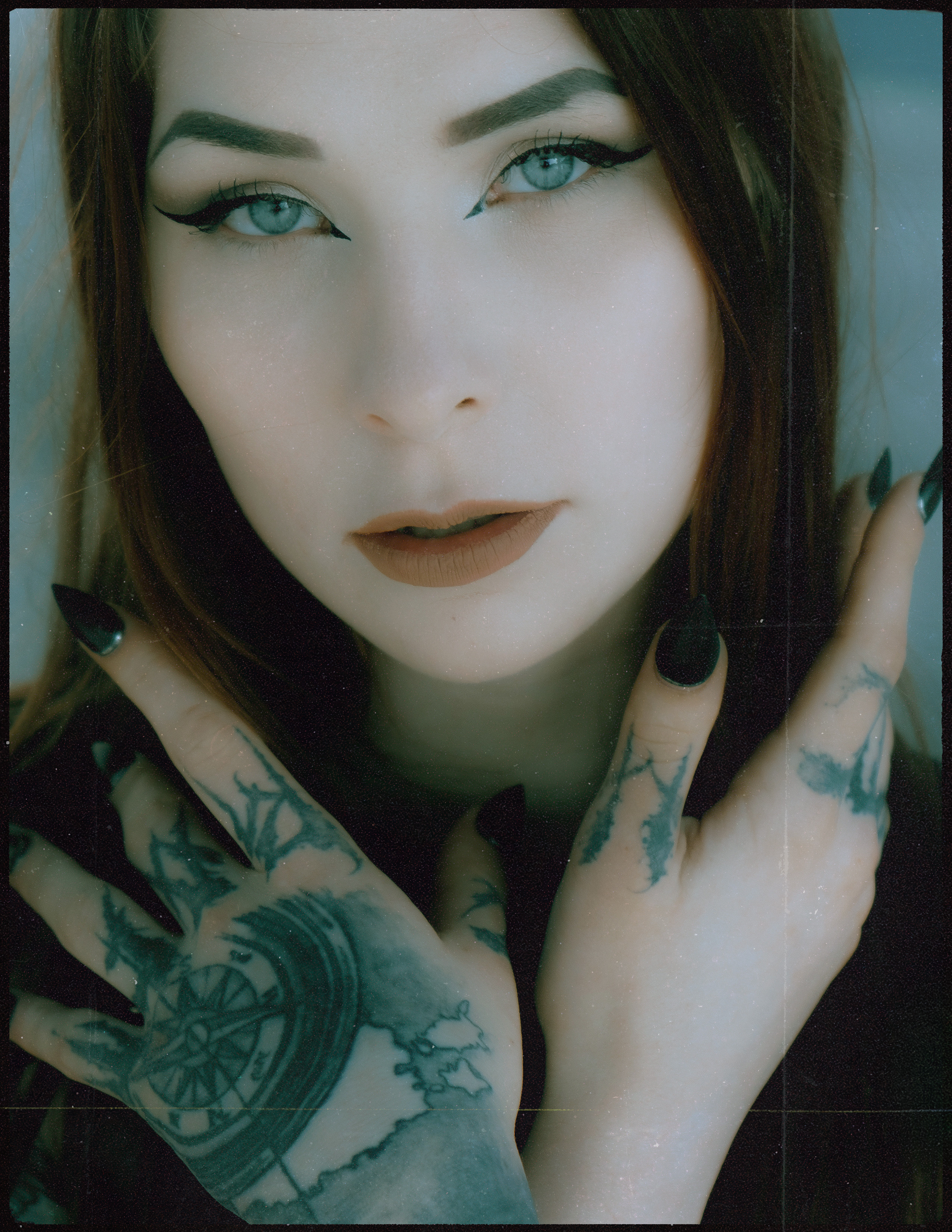 Атмосферная фэшн-фотосессия под мостом в Аликанте: готика, стиль и эмоции