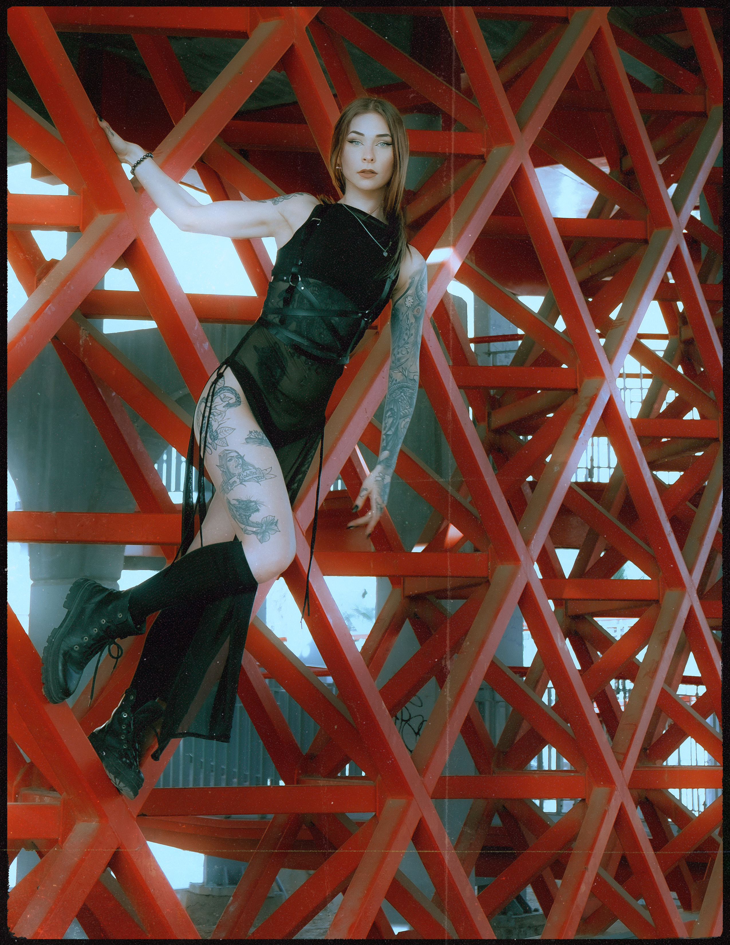 Атмосферная фэшн-фотосессия под мостом в Аликанте: готика, стиль и эмоции