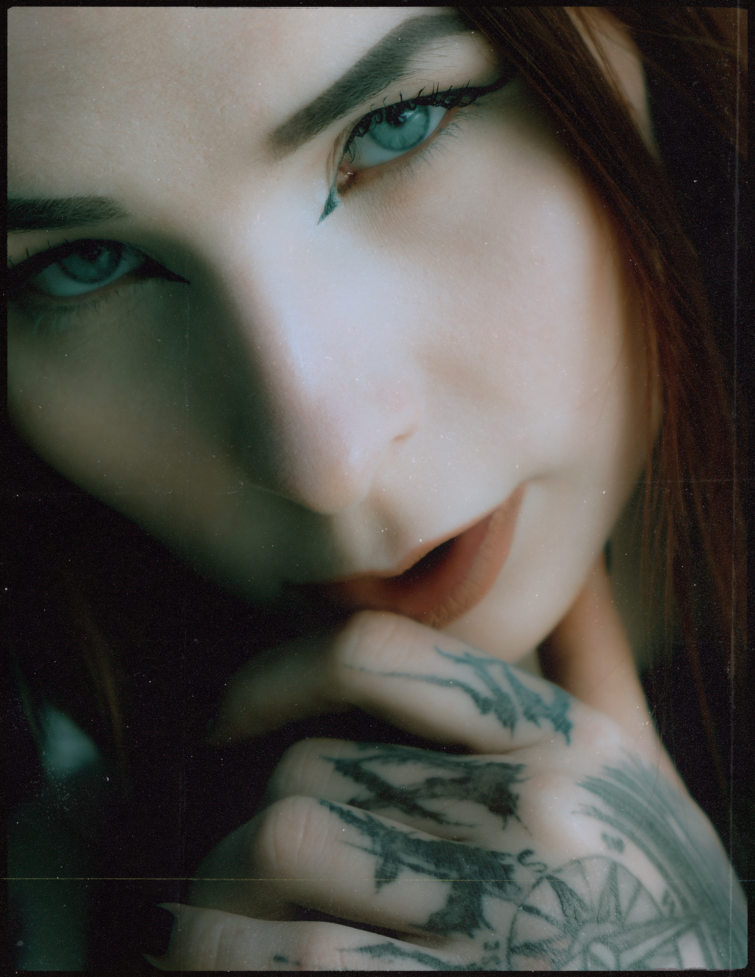 Атмосферная фэшн-фотосессия под мостом в Аликанте: готика, стиль и эмоции