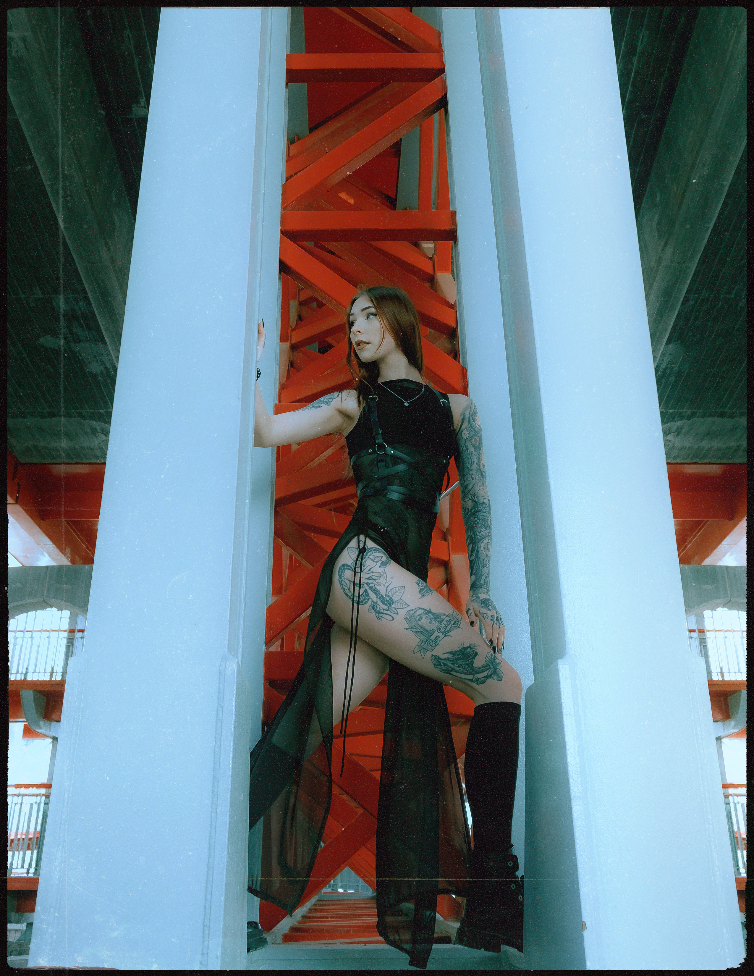 Атмосферная фэшн-фотосессия под мостом в Аликанте: готика, стиль и эмоции