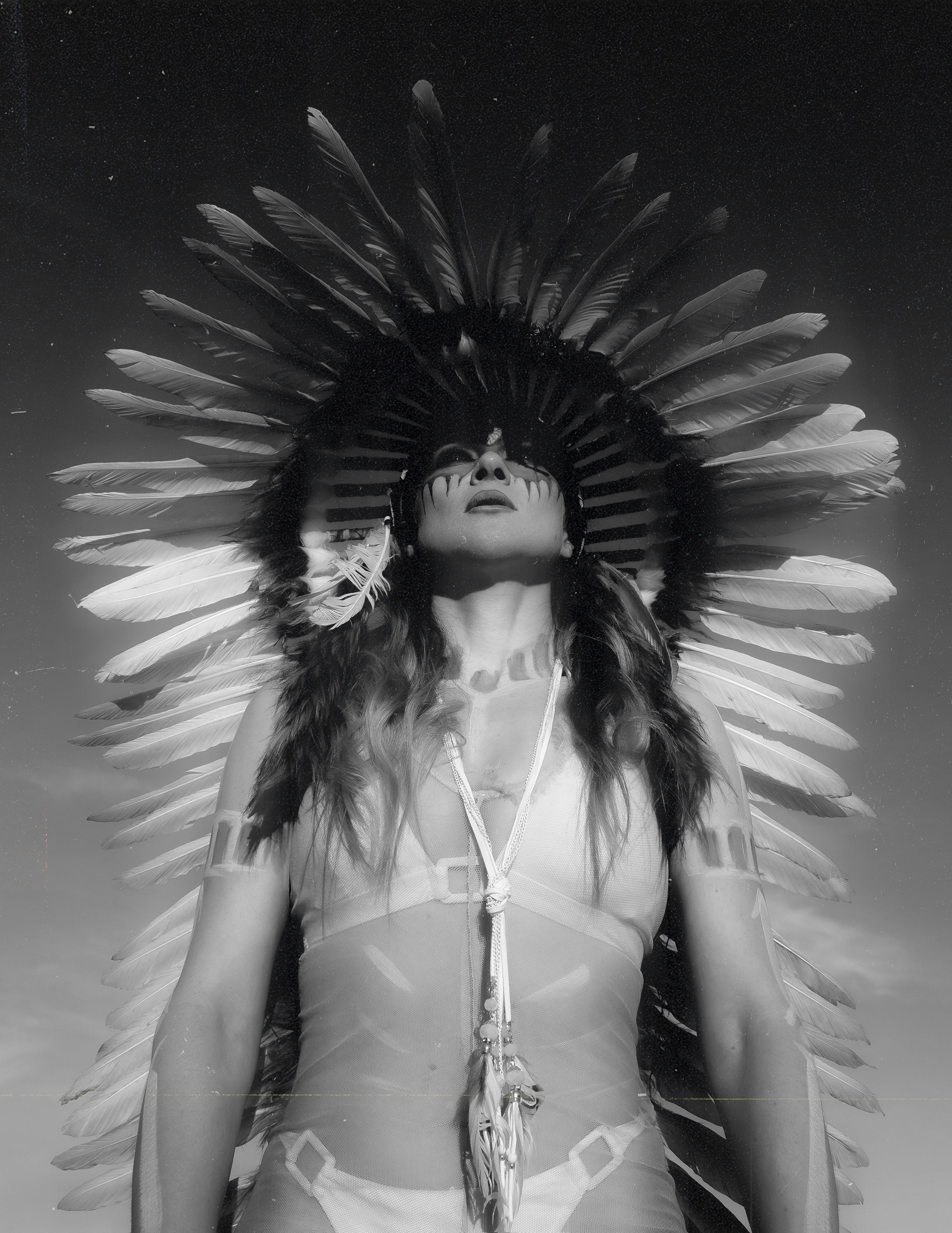 Экзотическая закатная фотосессия на пляже с индейским роучем и боди-артом — Фотограф Андрей Луковников