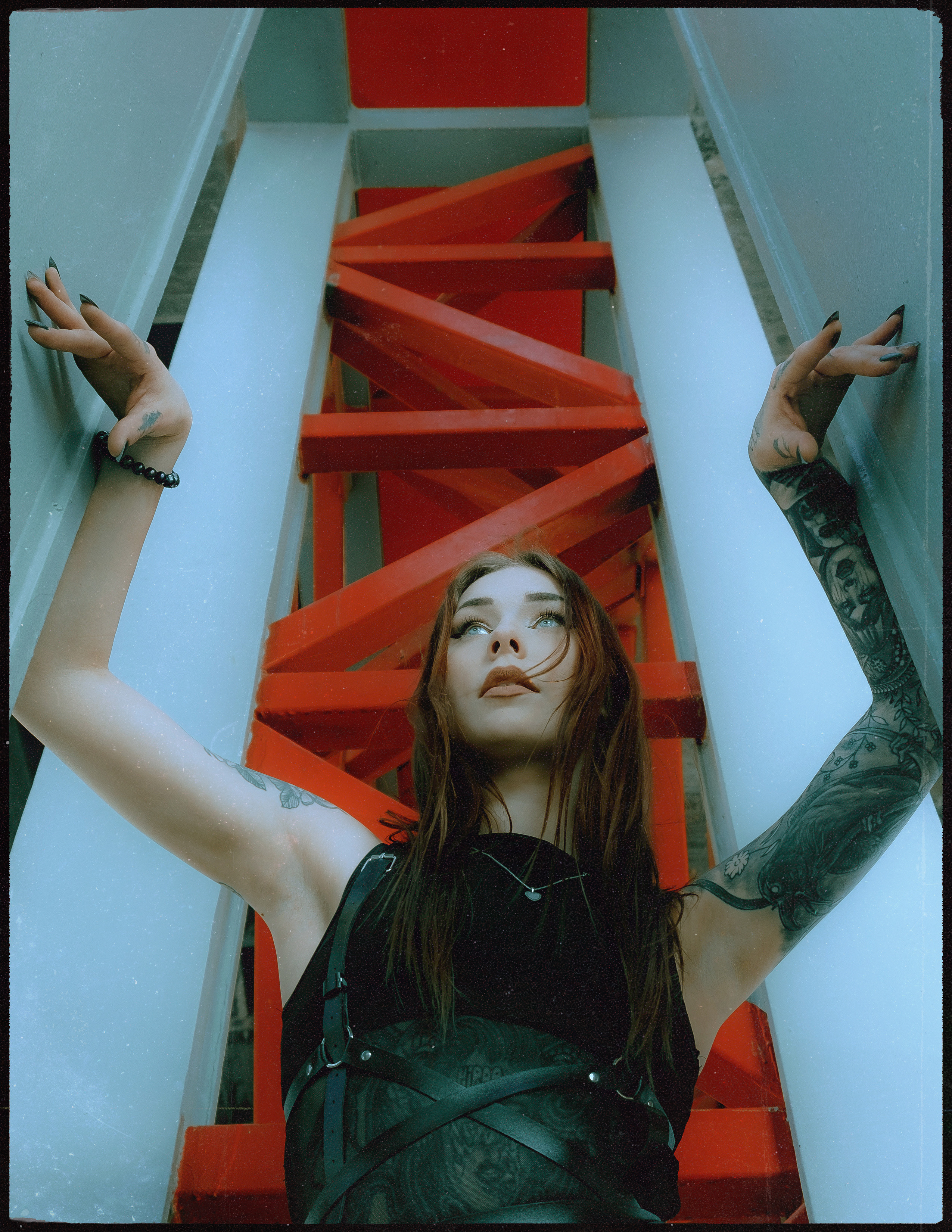 Атмосферная фэшн-фотосессия под мостом в Аликанте: готика, стиль и эмоции