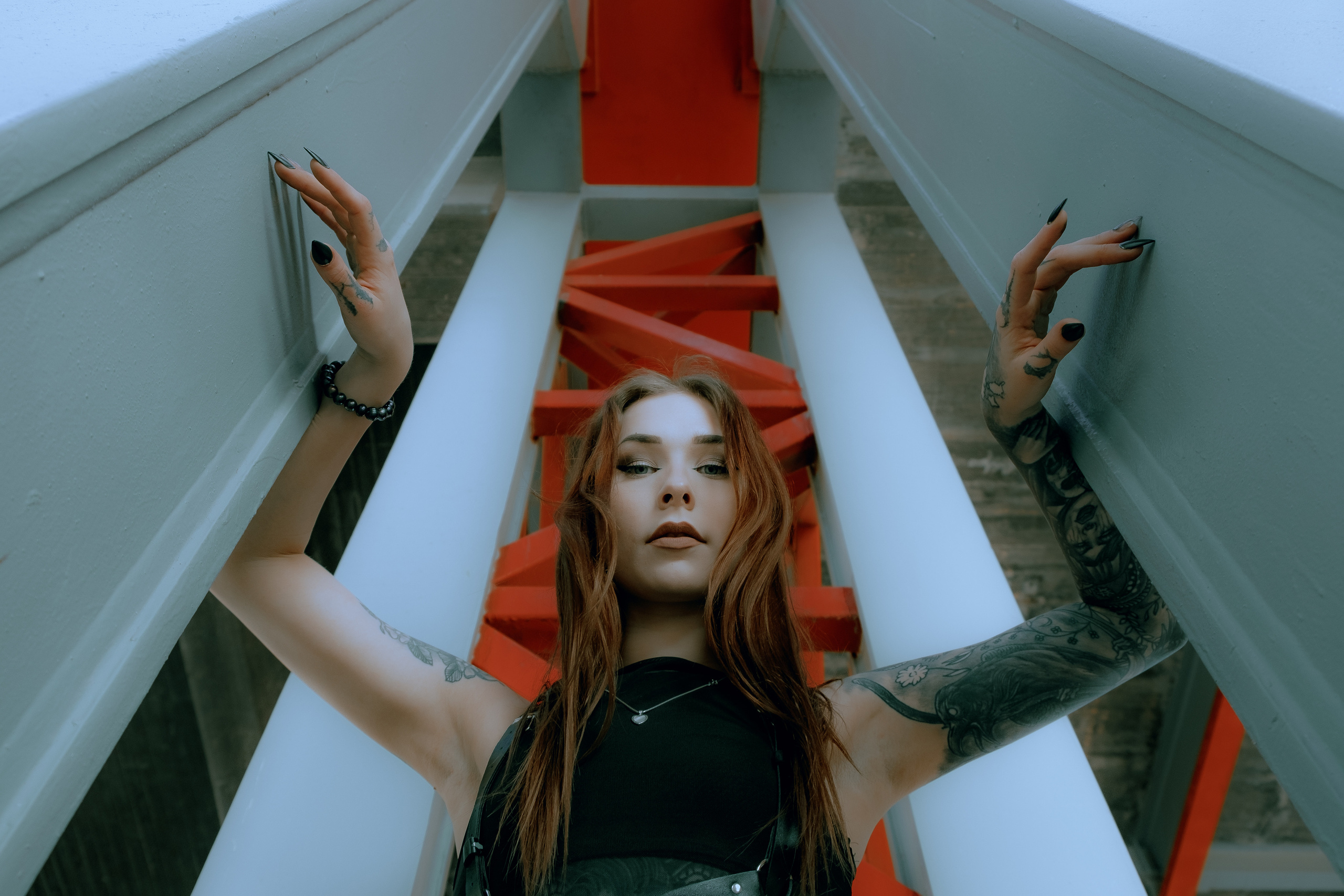 Атмосферная фэшн-фотосессия под мостом в Аликанте: готика, стиль и эмоции