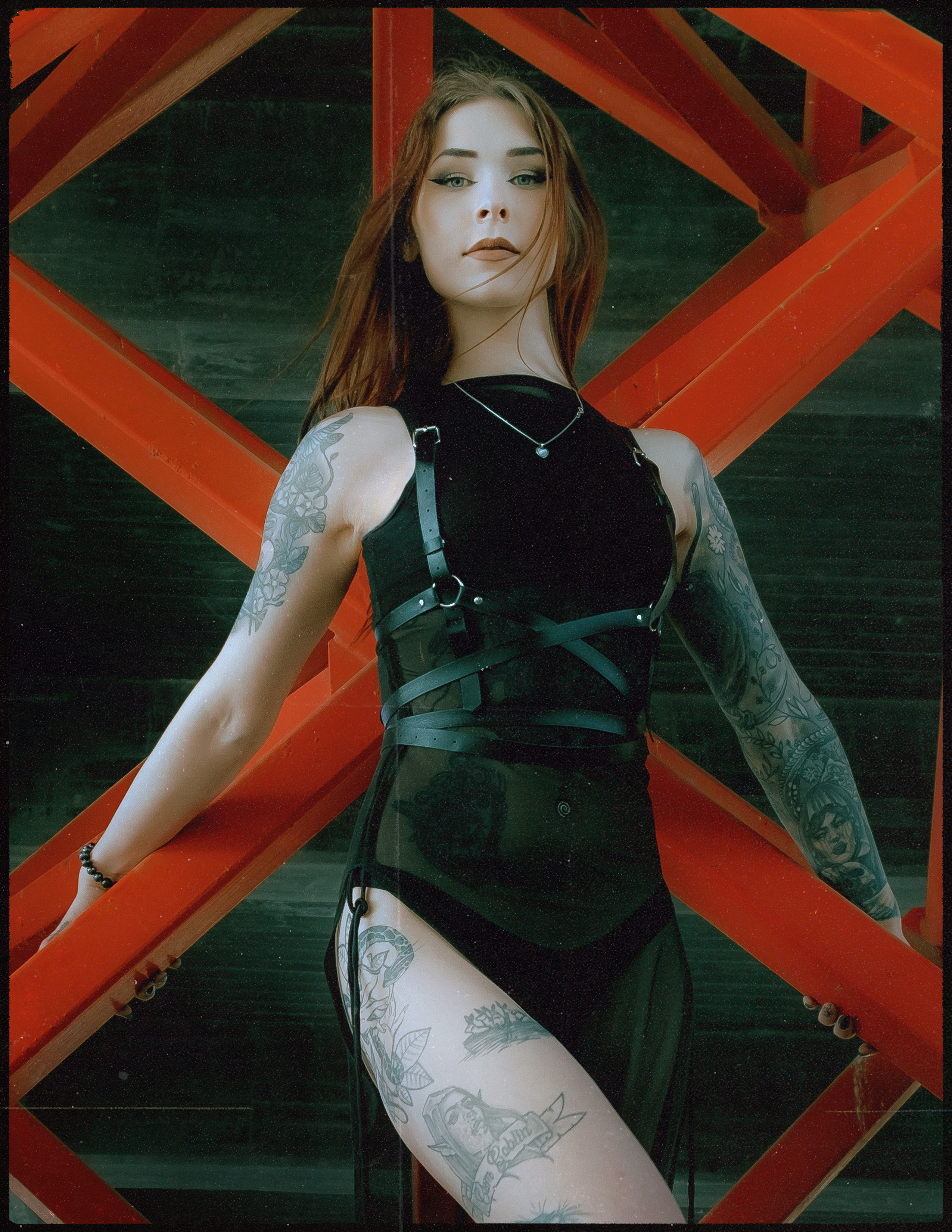 Атмосферная фэшн-фотосессия под мостом в Аликанте: готика, стиль и эмоции