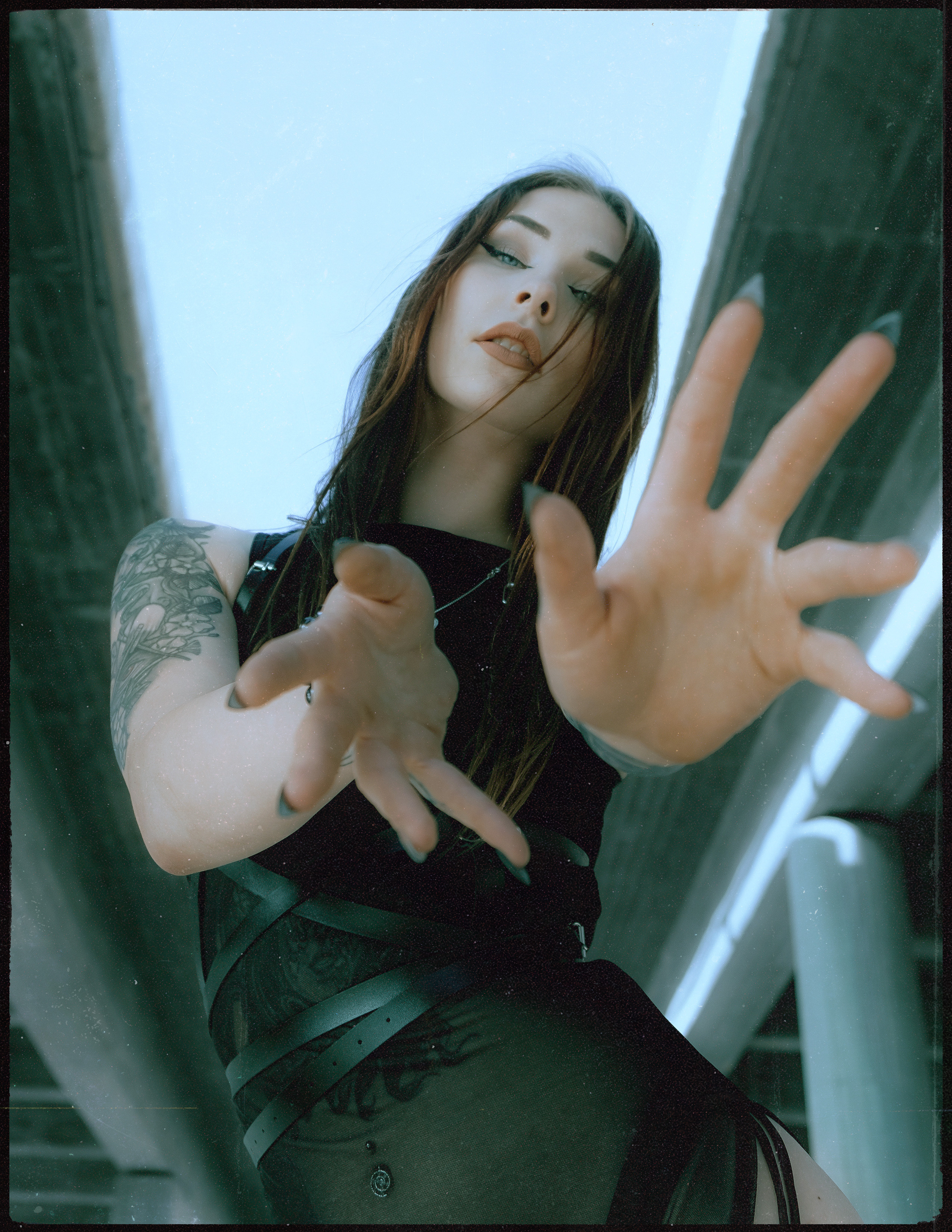 Атмосферная фэшн-фотосессия под мостом в Аликанте: готика, стиль и эмоции