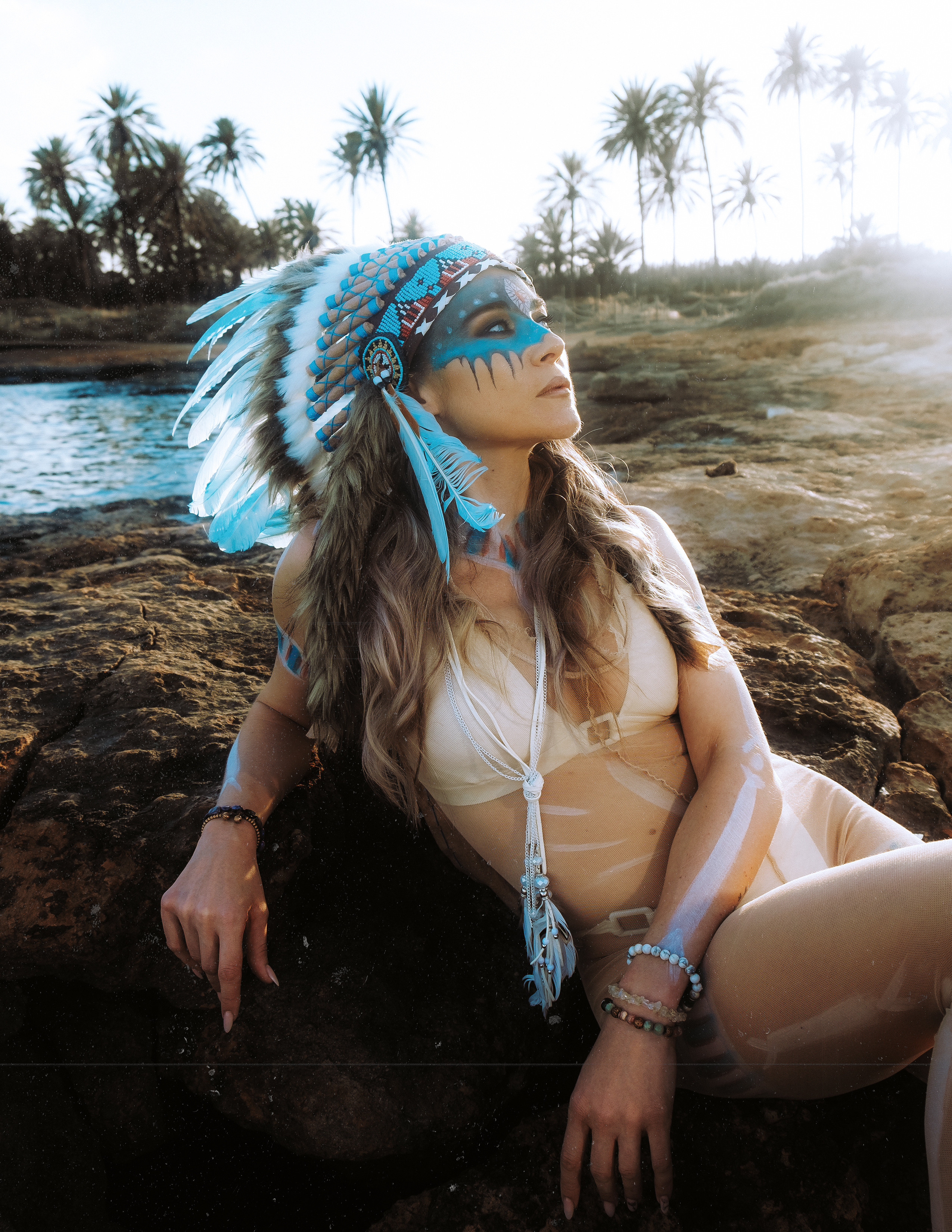 Экзотическая закатная фотосессия на пляже с индейским роучем и боди-артом — Фотограф Андрей Луковников