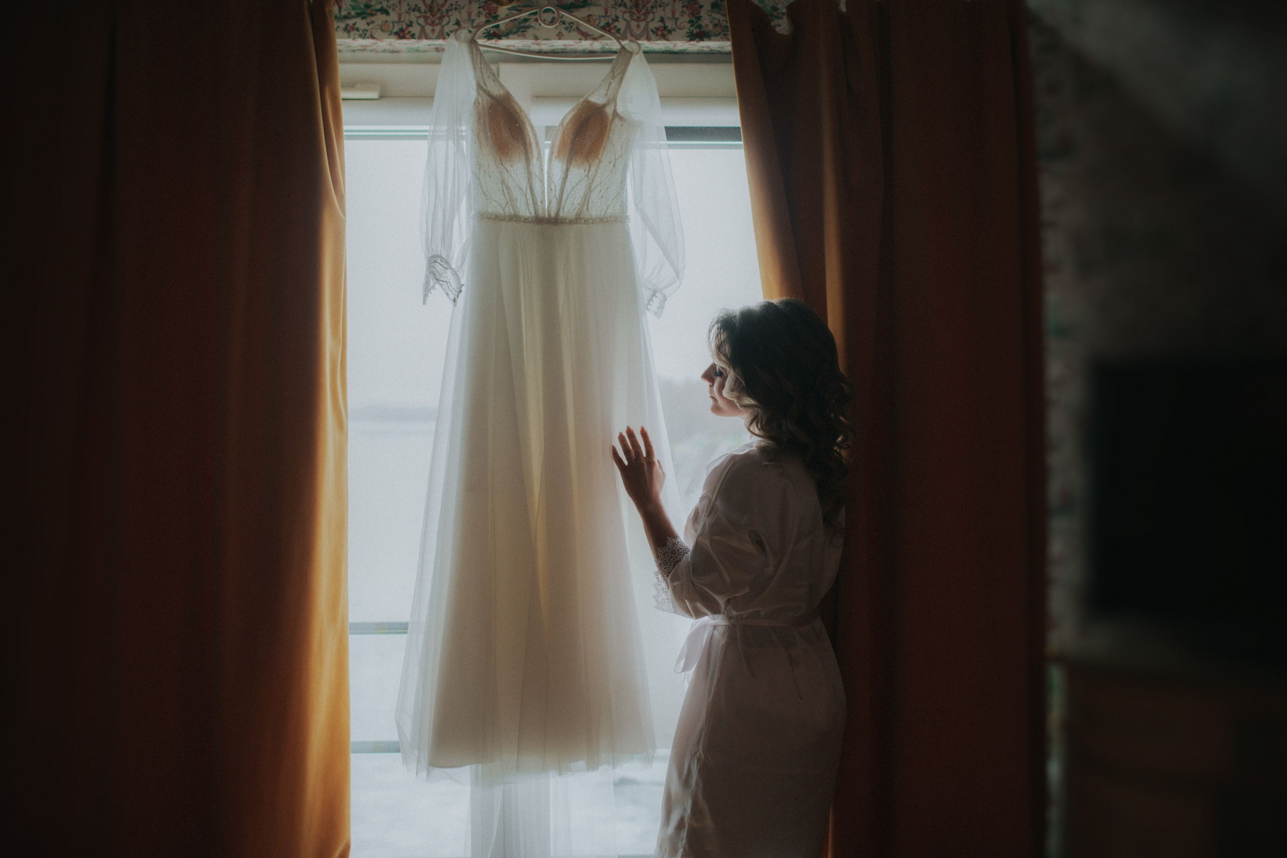 Vestuvių fotosesija, pasiruošimas, Vestuvių pasiruošimo fotografavimas. Vestuvių fotografas Vilnius Trakai kaina vestuvių fotografavimas fotografė personal.lt photogrpahy kainos jaunoji jaunikis nuotaka santuoka vestuvės, profesionali natūrali meninė reportažinė klasikinė fotosesija