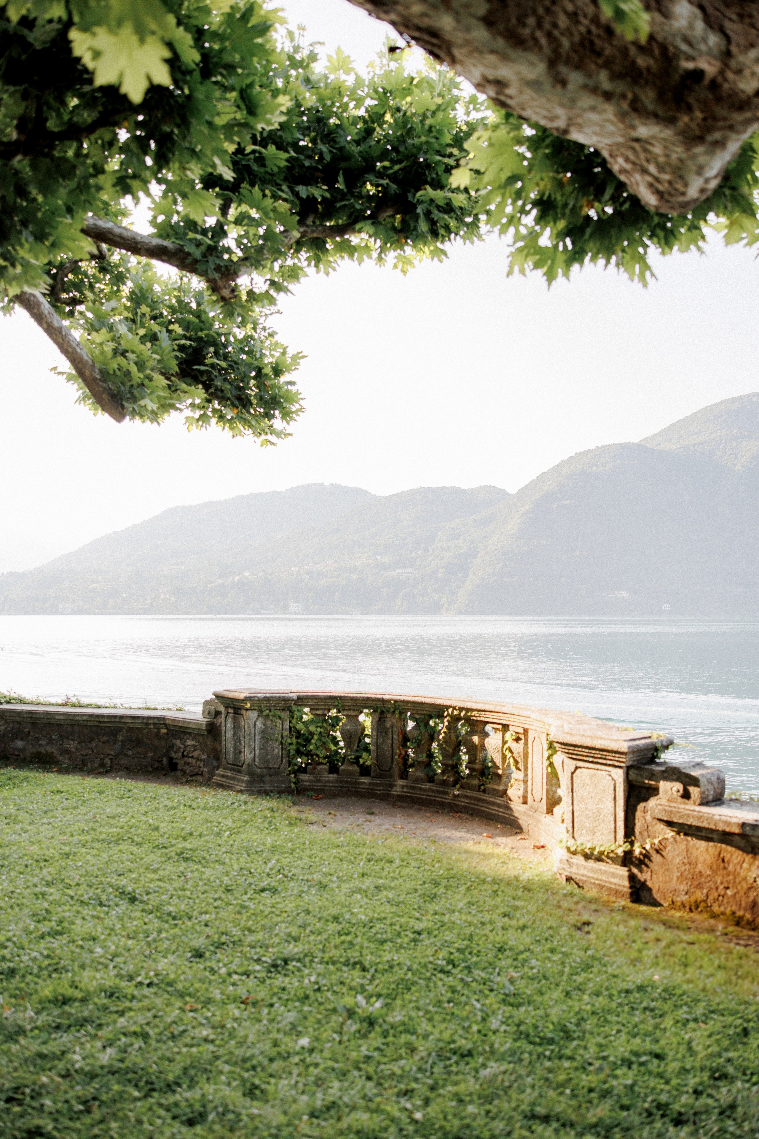 Ein frühes Elopement am Comer See: Eine Liebesgeschichte, die in Erinnerung bleibt. Familien- & Hochzeitsfotografin Schweiz. Valeria Diaz in Zürich und Umgebung