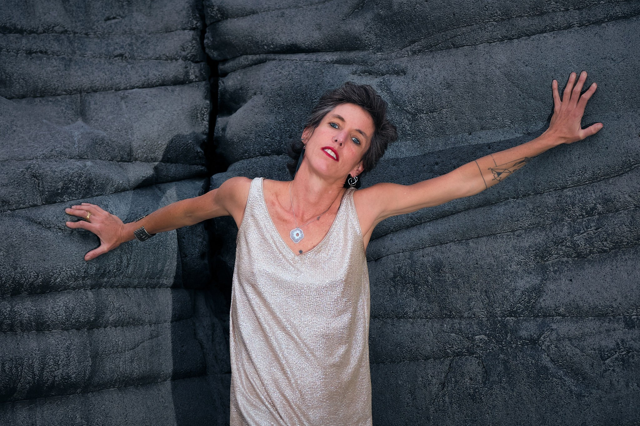 Retratos con Fortaleza: Tres Mujeres, Tres Historias de Superación