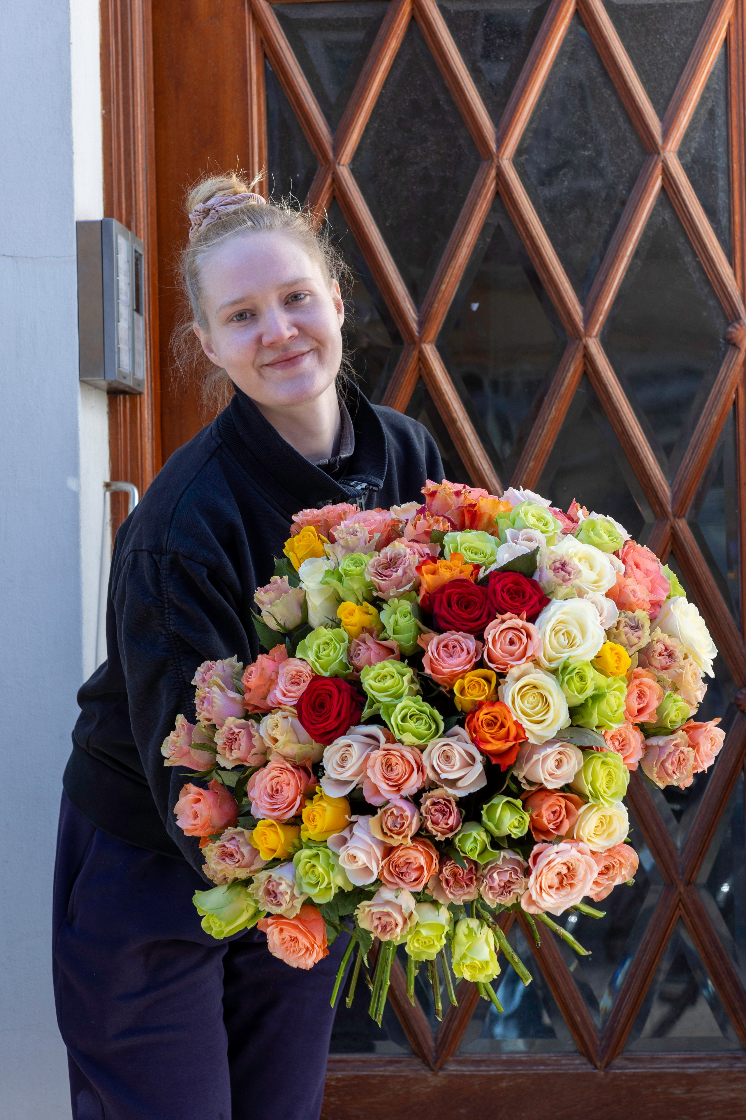 Leder du efter en imponerende buket med 100 roser? Vores smukke multifarvede rosenbuket er den perfekte gave til særlige øjeblikke. Hver buket sammensættes af friske, håndplukkede roser i et farverigt mix, der skaber en elegant og betagende udstråling.