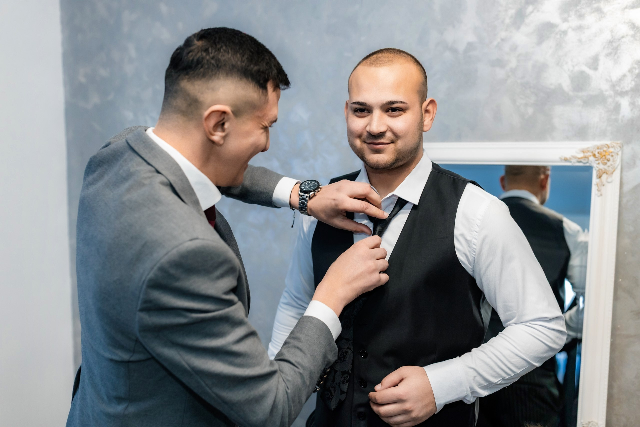 Fotograf nuntă Târgu Neamț – Samuel și Roxana, fotografie autentică realizată de AlinoFotoStudio 2. Fotograf nuntă Iași, Bacău, Suceava și Botoșani – Alin Chirilă surprinzând momente reale de nuntă 3. Fotografie de nuntă cu emoție și credință – AlinoFotoStudio, fotograf povestitor 4. Fotograf profesionist nuntă în Moldova – cadre naturale și pline de emoție 5. Alin Chirilă fotograf nuntă – poveste reală surprinsă prin fotografie 6. Fotograf nuntă cu stil documentar – momente autentice din ziua nunții Pregătiri mireasă acasă – fotografie naturală realizată de Alin Chirilă fotograf nuntă 8. Detalii din ziua nunții – fotograf nuntă Iași și Botoșani, AlinoFotoStudio 9. Emoții din dimineața nunții – fotograf profesionist Moldova 10. Cadre autentice din pregătiri – fotograf nuntă Suceava și Bacău Ceremonie religioasă nuntă – moment emoționant surprins de fotograf Alin Chirilă 12. Nuntă cu valori creștine – fotografie din biserică realizată cu discreție 13. Rugăciune și emoție în ziua nunții – fotograf nuntă Târgu Neamț 14. Legământ în fața lui Dumnezeu – fotografie de nuntă autentică 15. Fotograf nuntă biserică – momente sincere și pline de semnificație Petrecere de nuntă – cadre naturale realizate de AlinoFotoStudio 17. Bucurie și dans la nuntă – fotograf nuntă Iași și împrejurimi 18. Momente autentice de la restaurant – fotograf nuntă Bacău Suceava 19. Atmosferă de nuntă surprinsă discret – Alin Chirilă fotograf -AlinoFotoStudio – fotograf nuntă cu abordare naturală și emoțională 21. Alin Chirilă fotograf – povestitor prin fotografie de nuntă 22. Fotograf nuntă în Moldova – stil documentar și autentic 23. Fotografie de nuntă sinceră și elegantă – AlinoFotoStudio- Fotograf nuntă Iași Bacău Suceava Botoșani – Alin Chirilă AlinoFotoStudio 26. Fotograf nuntă Târgu Neamț și Moldova – fotografie profesională de eveniment 27. Fotograf nuntă cu valori creștine și stil documentar – AlinoFotoStudio - Alin Chirilă – AlinoFotoStudio Fotograf nuntă Iași • Bacău • Suceava • Botoșani - Samuel & Roxana, Târgu Neamț -Momente reale, trăite sincer și păstrate pentru totdeauna.