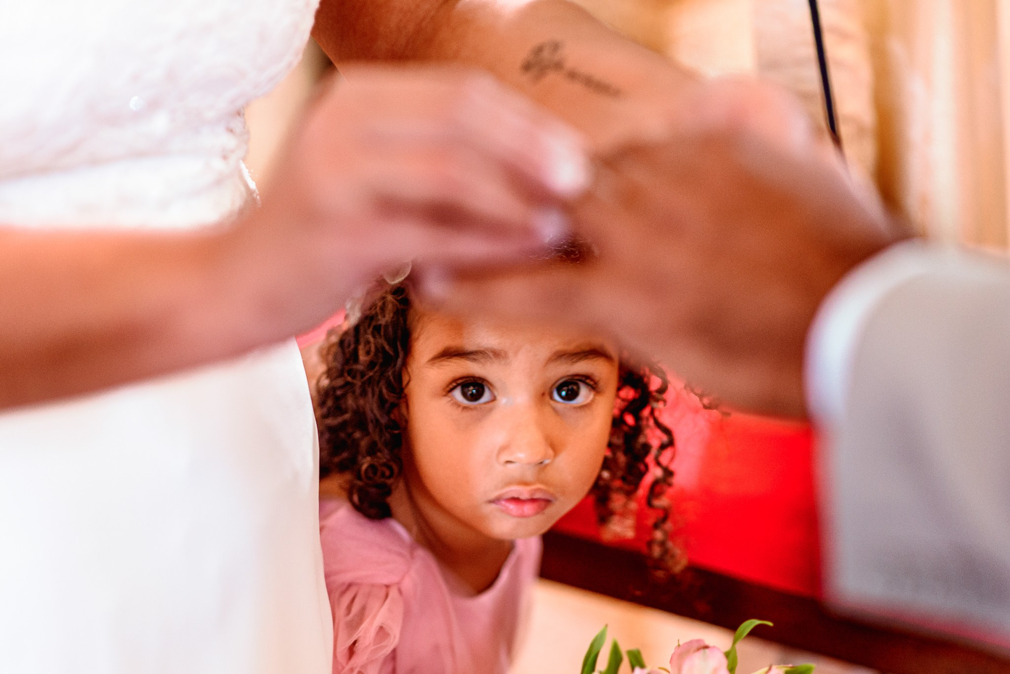 criança olhando troca de alianças