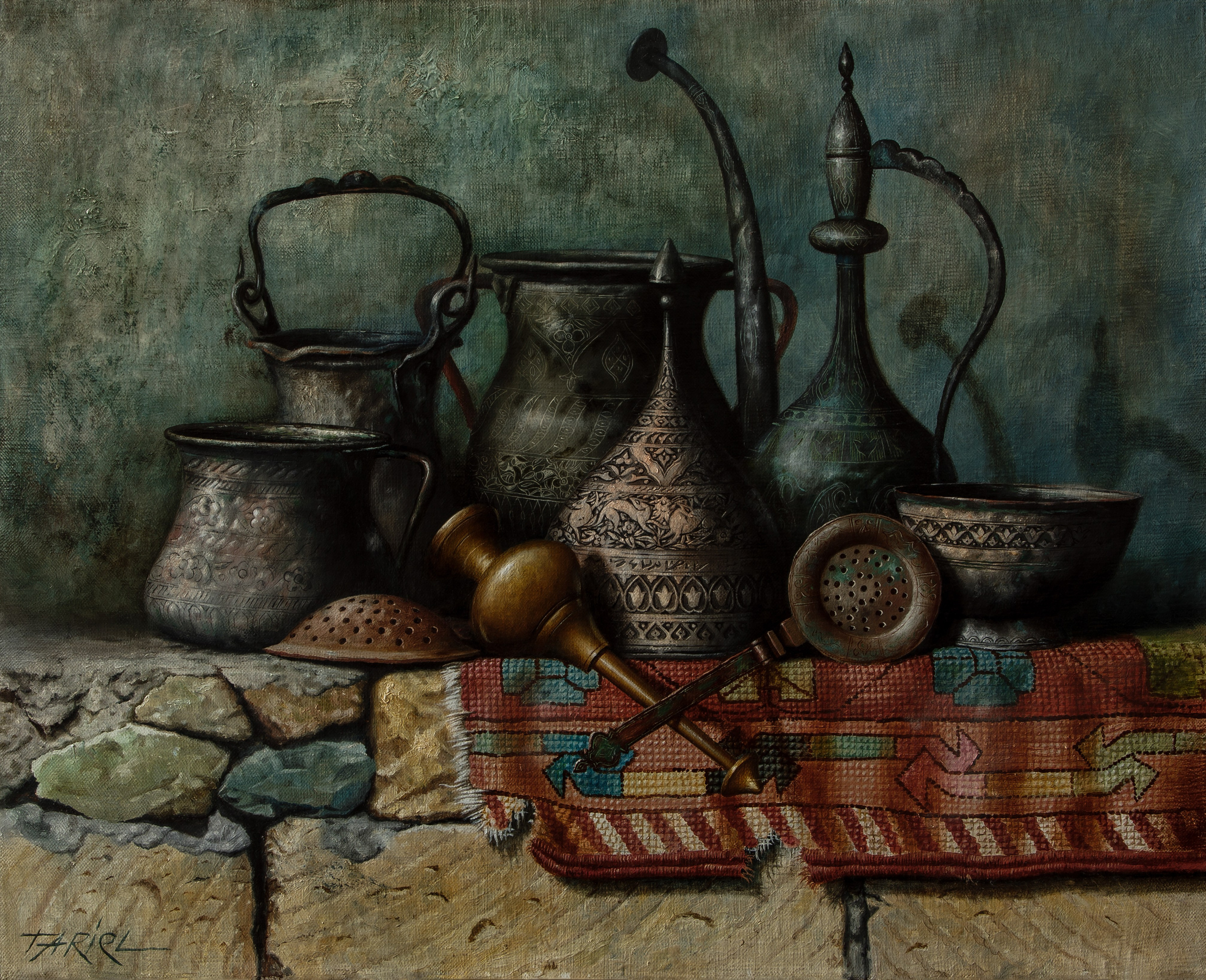 Tariel Əhmədovun yağlı boya ilə çəkilmiş natürmort əsəri, parçaqlar, bir vedrə və kiçik kasalar daxil olmaqla, parlaq naxışlı, saçalı xalçanın üzərində dayanan antik mis və metal əşyaların düzülüşünü təsvir edir. Xalçanın altında əşyalar kobud daş və ya kərpic çıxıntı üzərində yerləşir. Arxa fon fakturalı, solğun yaşılımtıl-mavi divardır. Əsərin reproduksiyası: Ayaz Mikayıl-zadə.