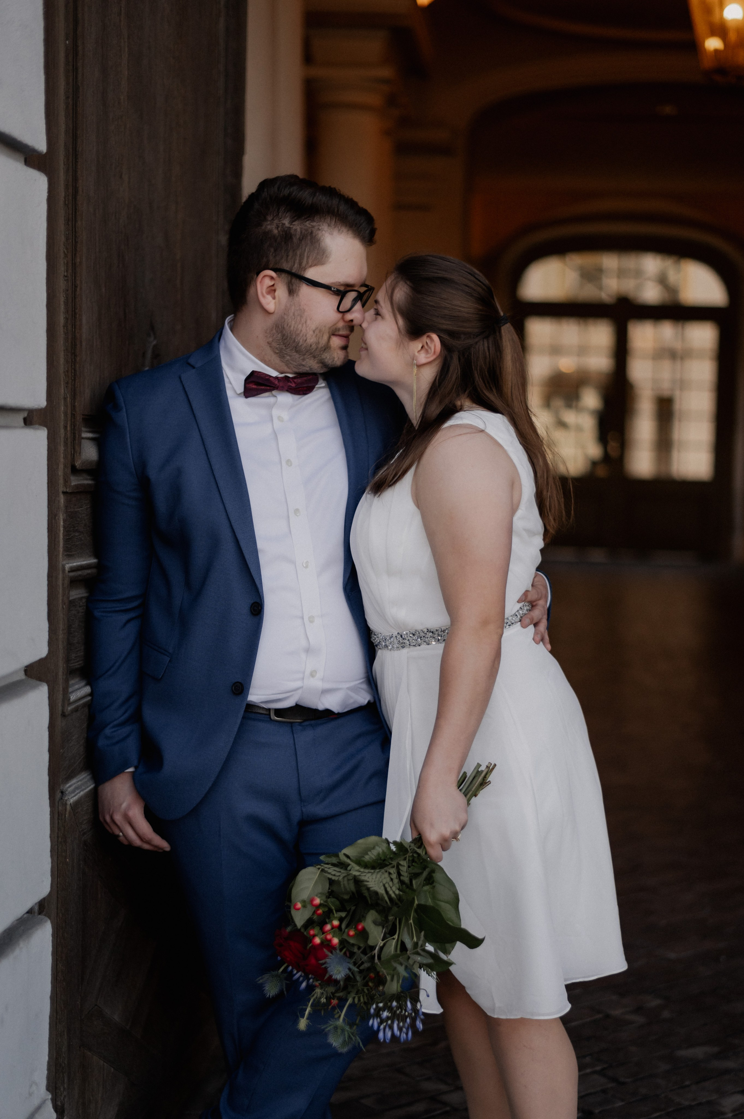 Hochzeitspaar küsst sich im Residenz Ansbach.