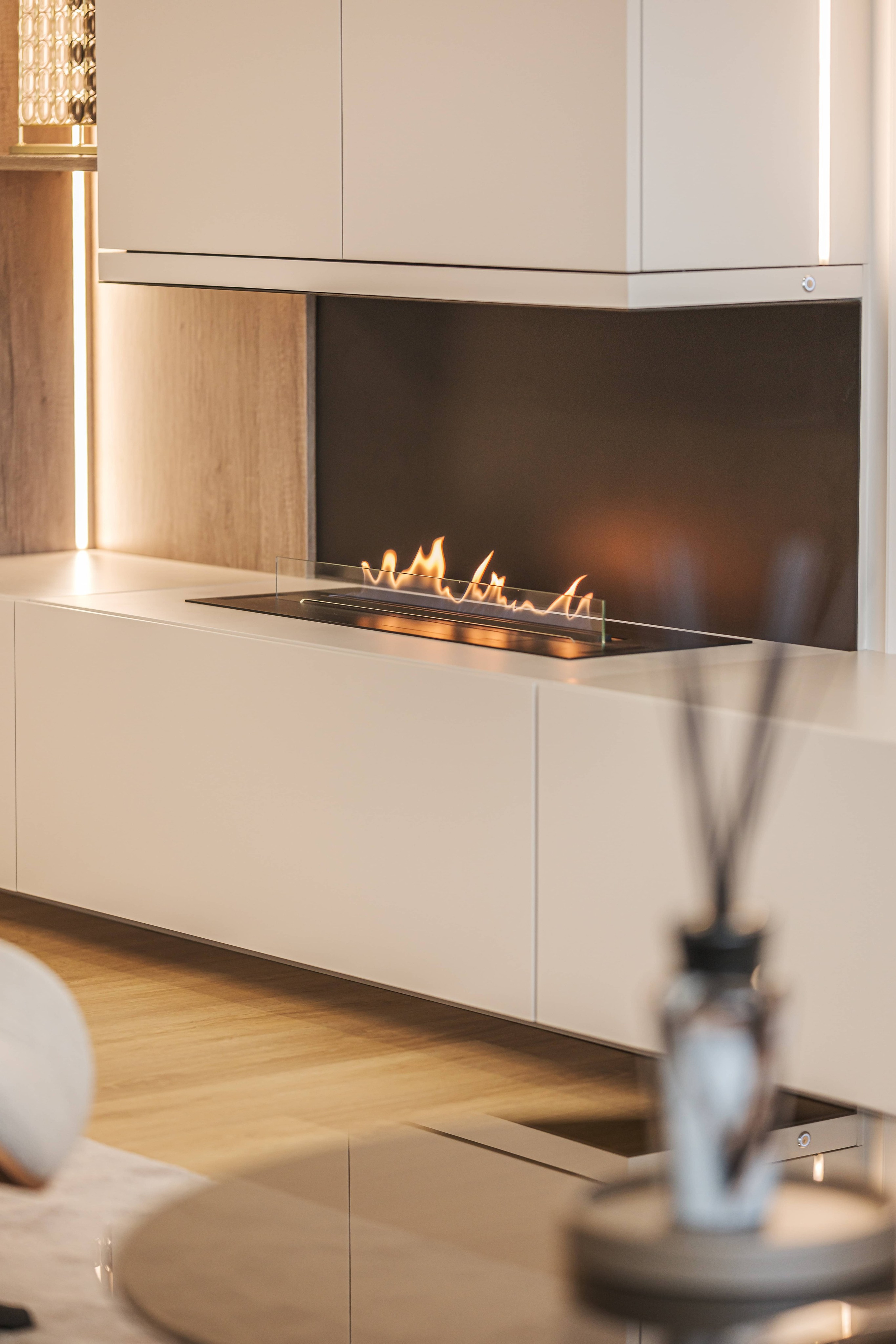 fotografia elegante de decoração de interiores de lareira em sala moderna