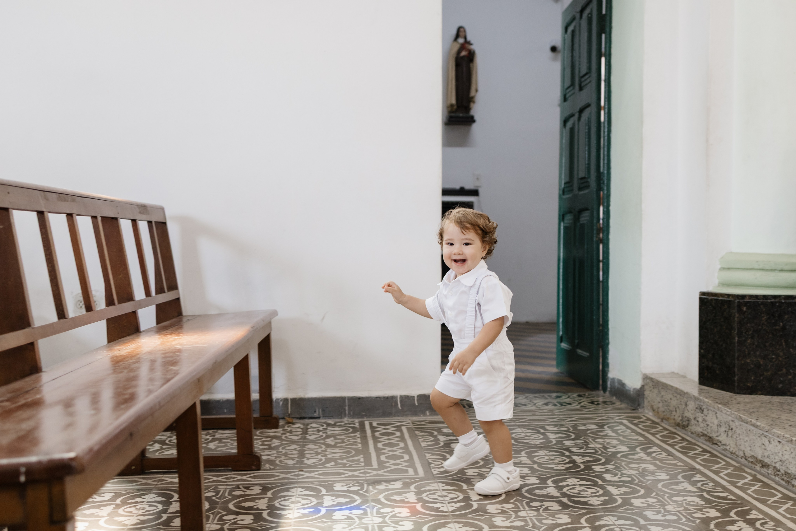 Bebê brincando pela igreja da Torre, antes do batismo