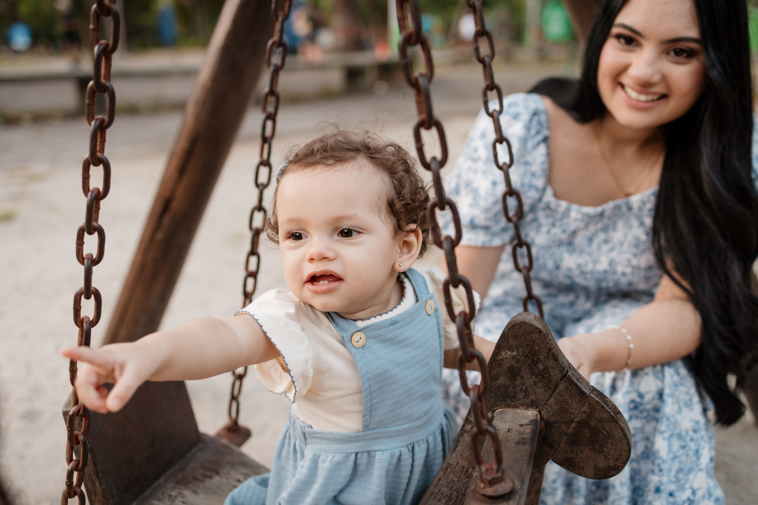 Bebê brincando durante ensaio de família no Parque da Jaqueira
