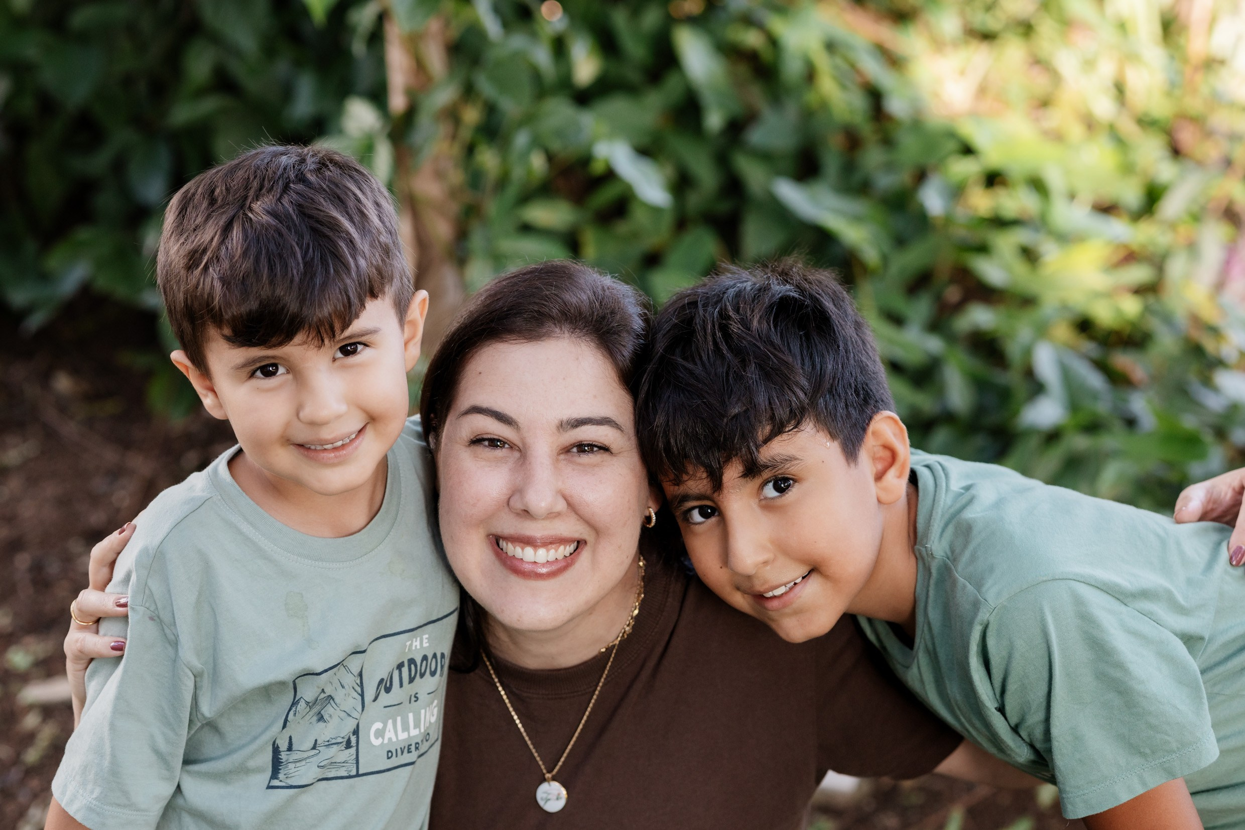 Ensaio mãe e filhos em Brasília • Asa Norte | Fotografia de Família. Fotógrafa em Brasília e Recife | Ensaios de família, gestante e festas infantis — Ize Fotografia