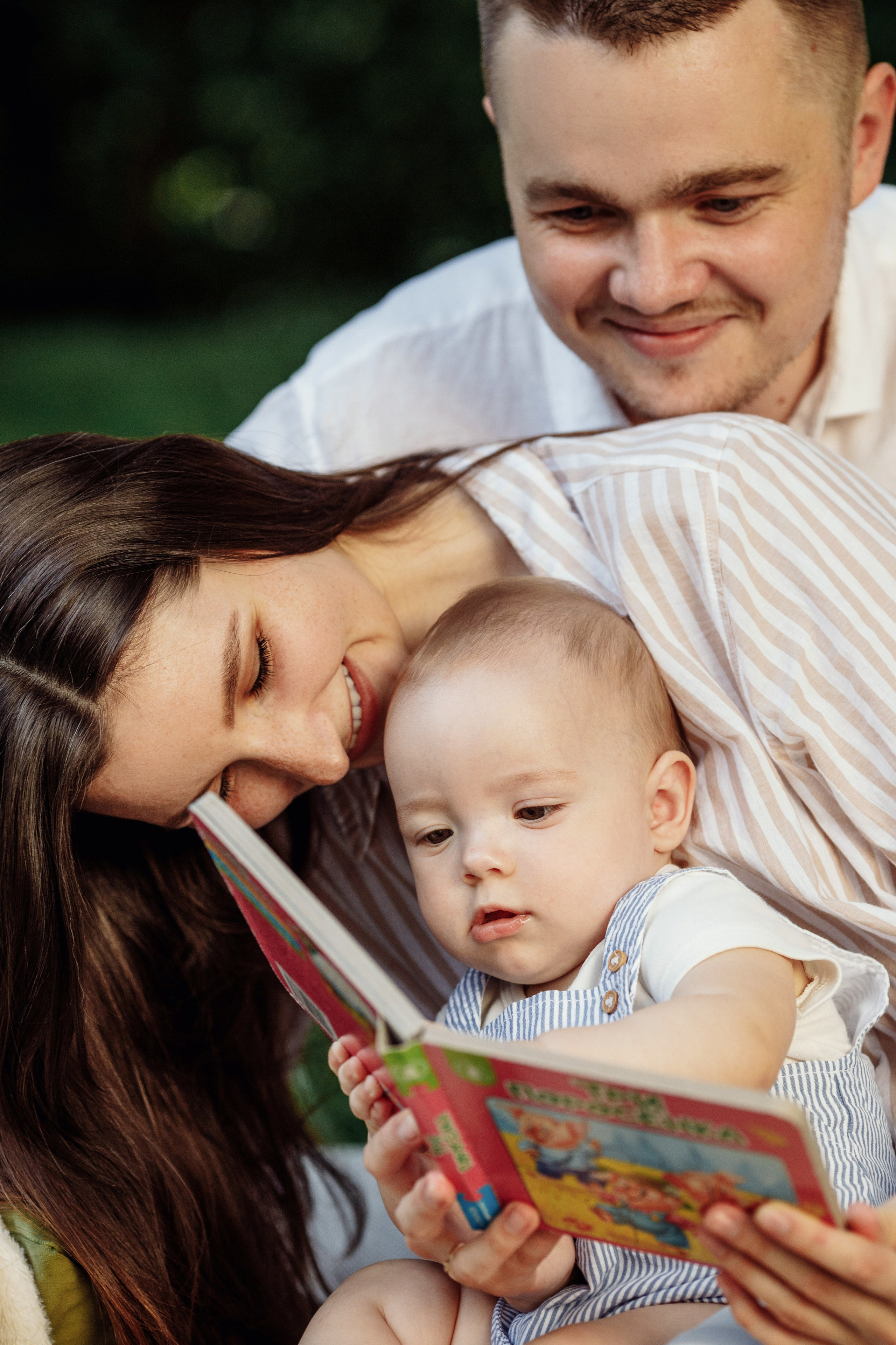 Adorable baby portraits capturing curiosity and first smiles in a natural home setting. Alisa Tant — Family and newborn photographer Bucks County, Montgomery county, Philadelphia, NJ