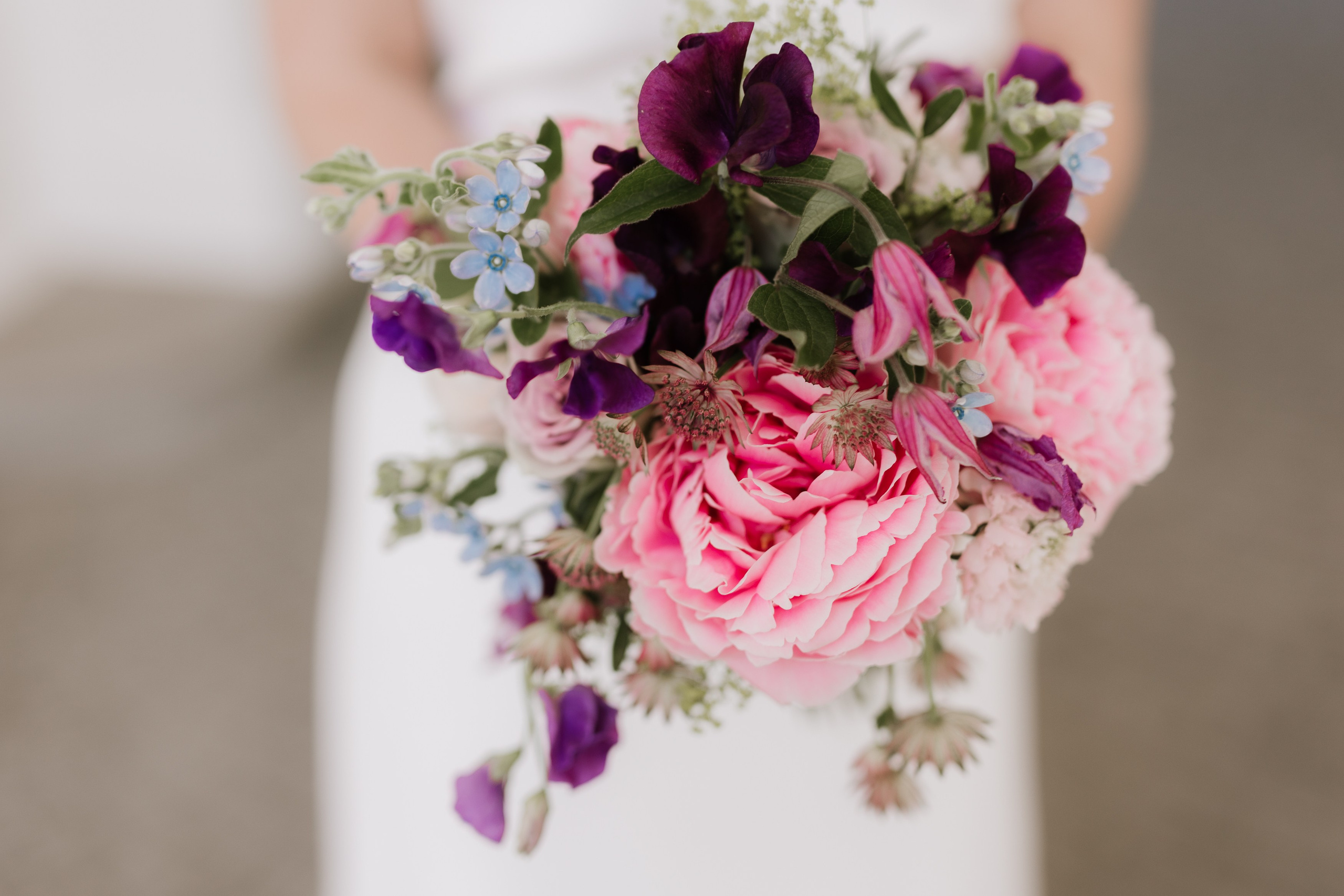 Boho Brautstrauß mit wilden Blumen und Gräsern