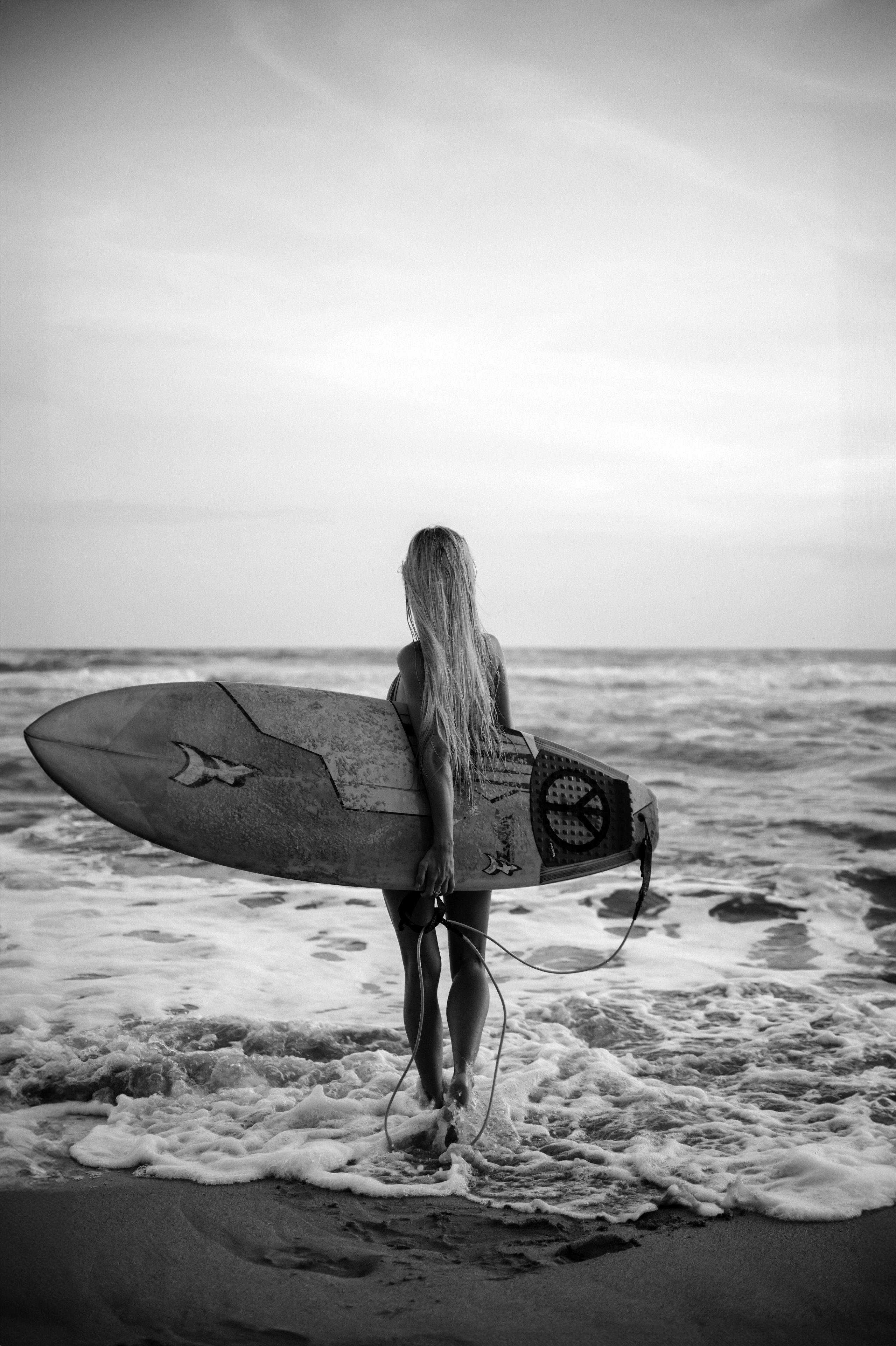 Photoshoot with a surfboard | BW