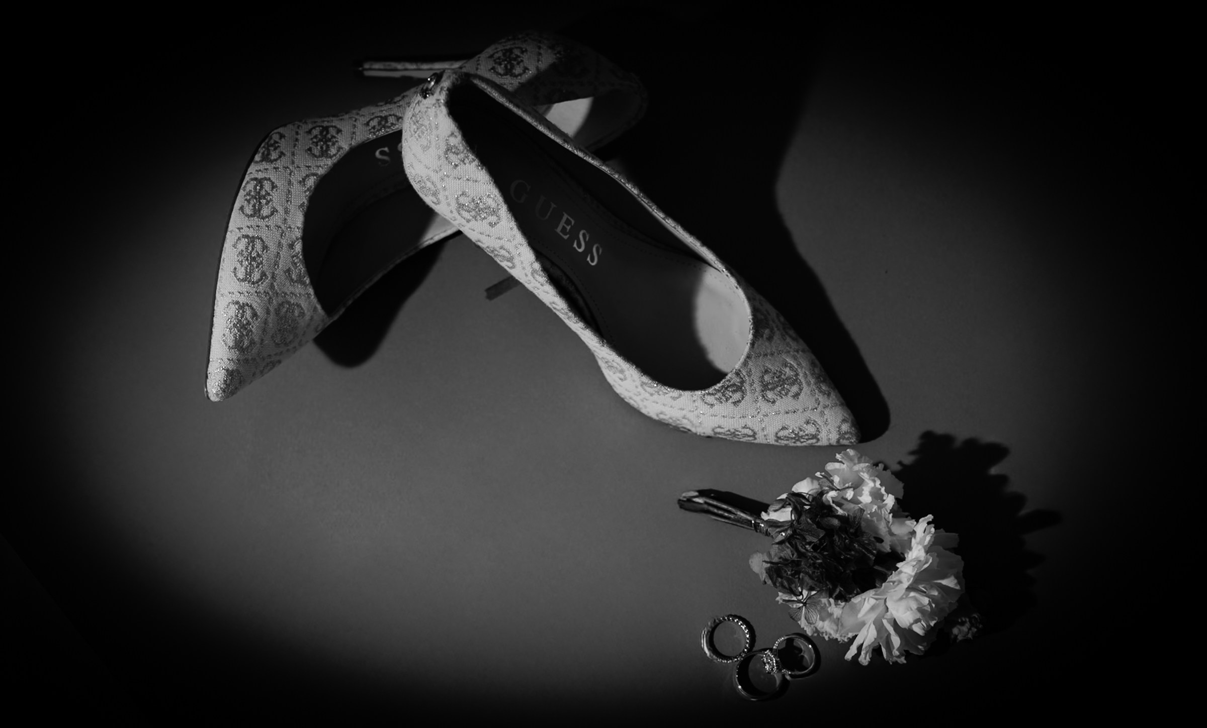 Brautschuhe bei der Hochzeit von Vanessa und Tahar im The Eventery fotografiert von Anna Saribekyan