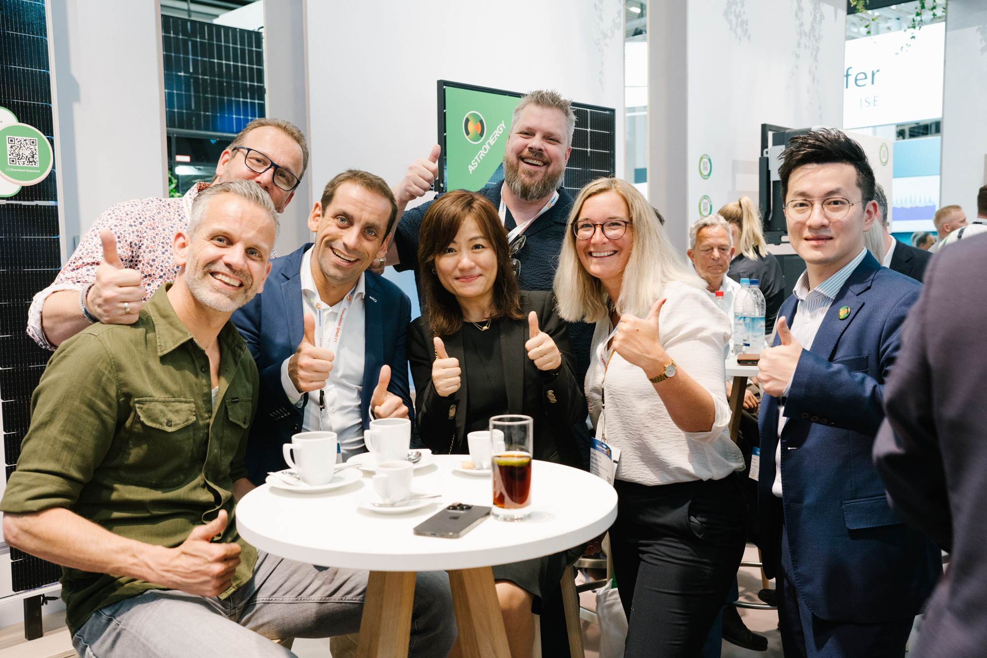 Delegationsteam genießt Getränke in der Networking-Pause auf der Messe München