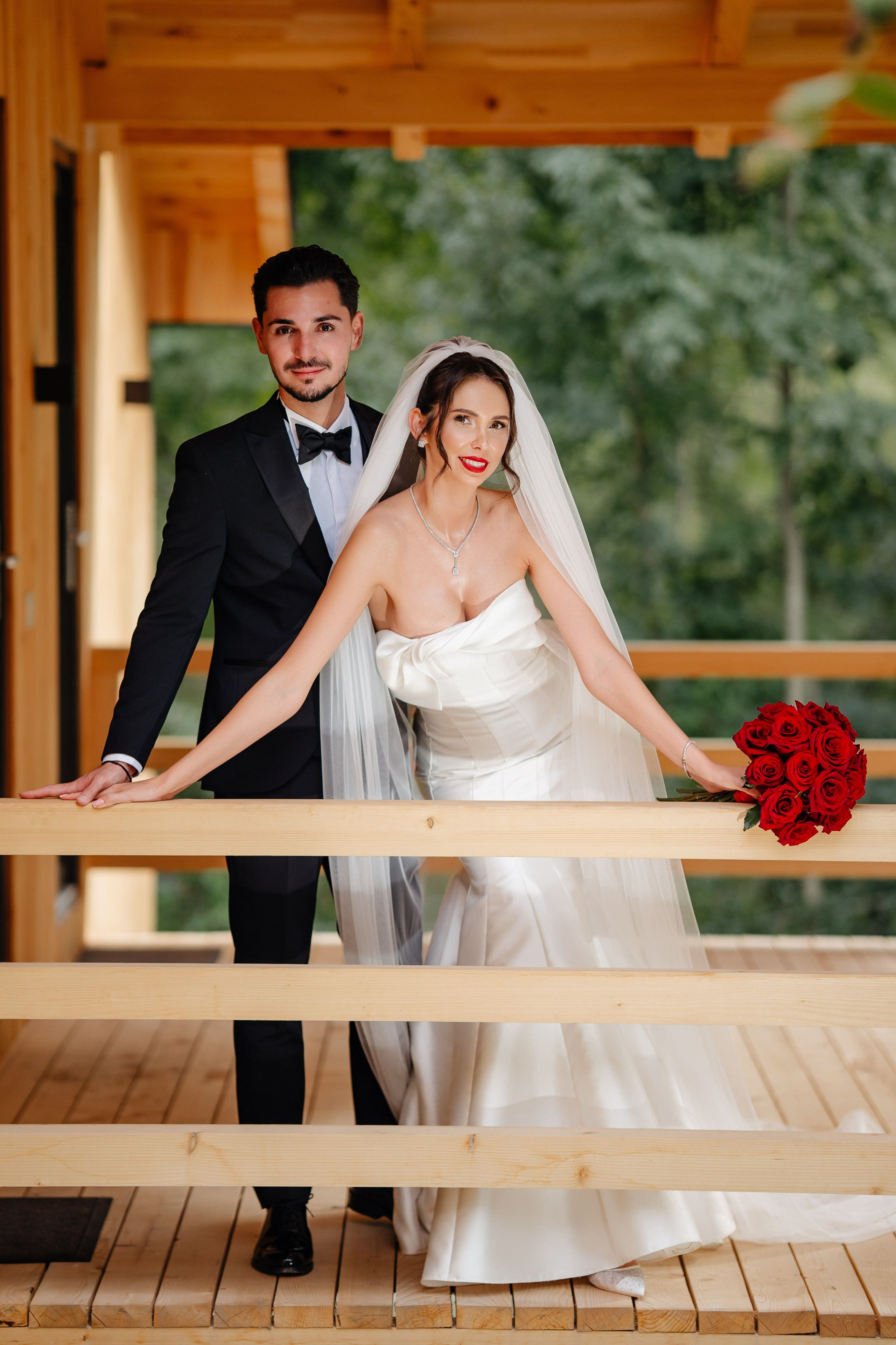 Portret de cuplu în fața cabanei A-frame Masiv, locație shooting nuntă Bacău.